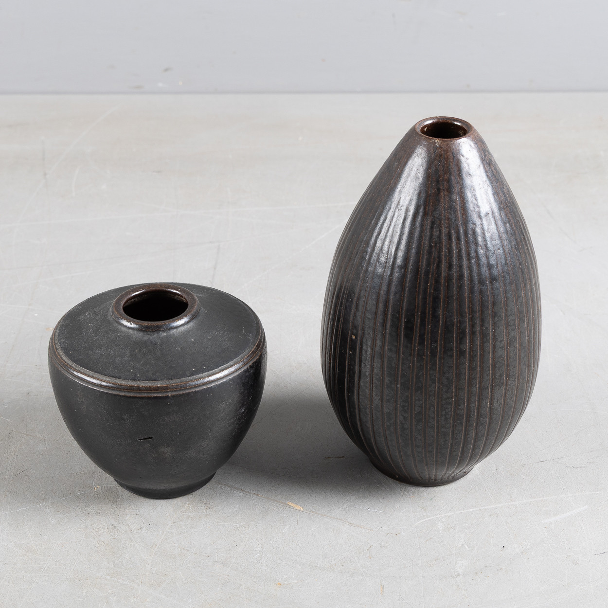 ARTHUR ANDERSSON. Vaser, 2 stycken, Wallåkra Stenkärlsfabrik, stengods, 1900-talets andra hälft.