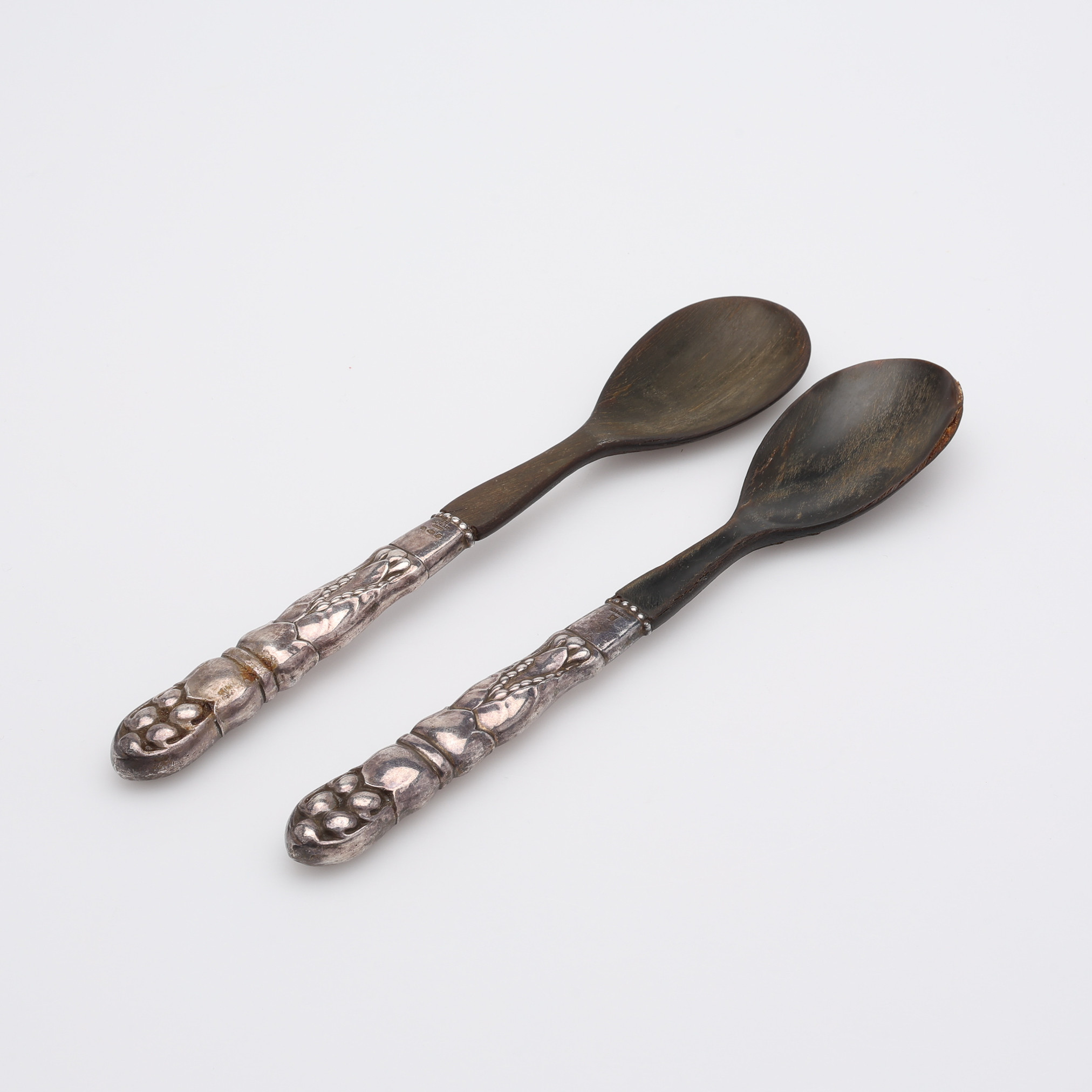 TRÄSKEDAR MED SILVERMONTERINGAR, 2 ST, MÖNSTER NR. 54, GEORG JENSEN, DANMARK, 1930-TAL.