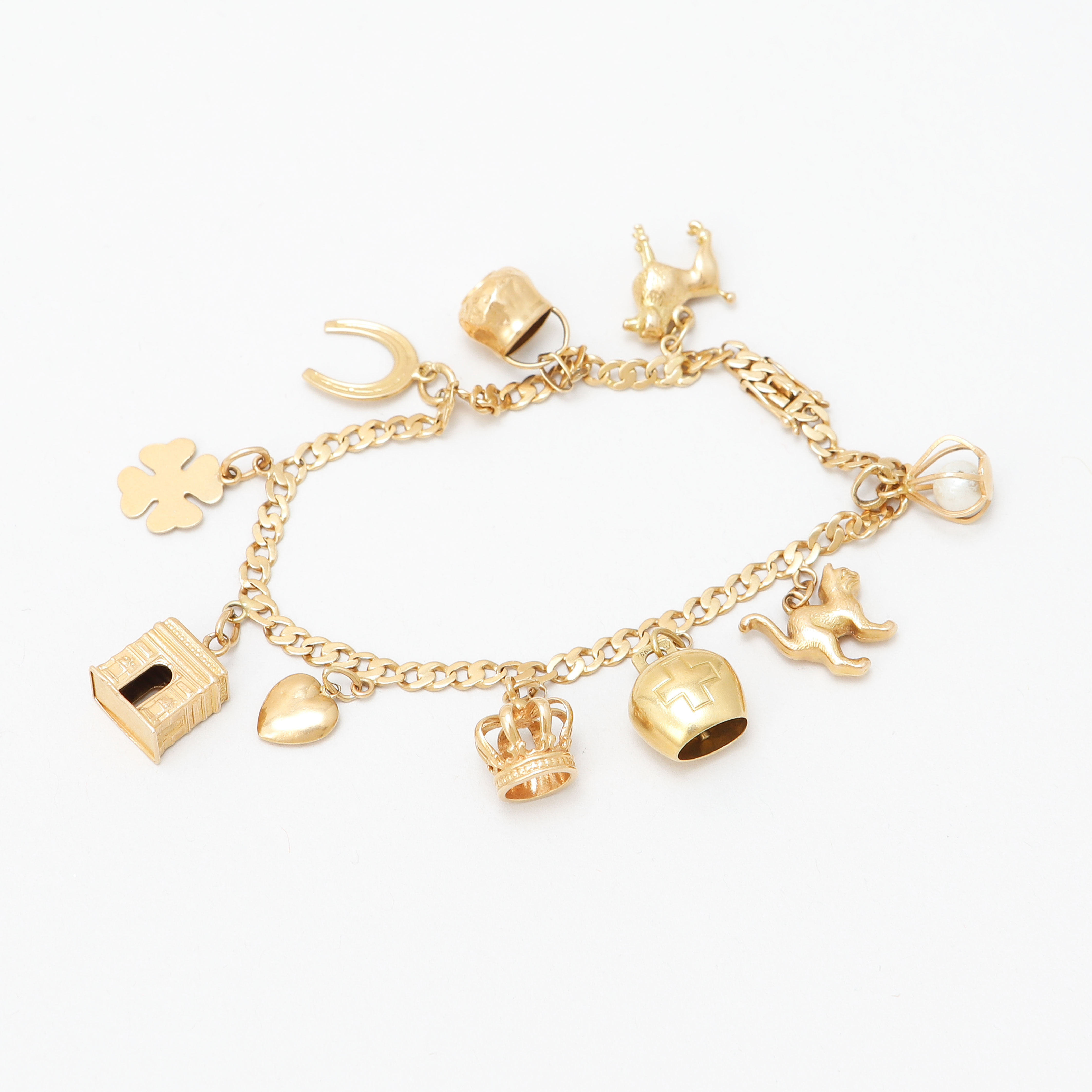 ARMBAND, 18k guld med berlocker, vikt ca 19,4 gram.