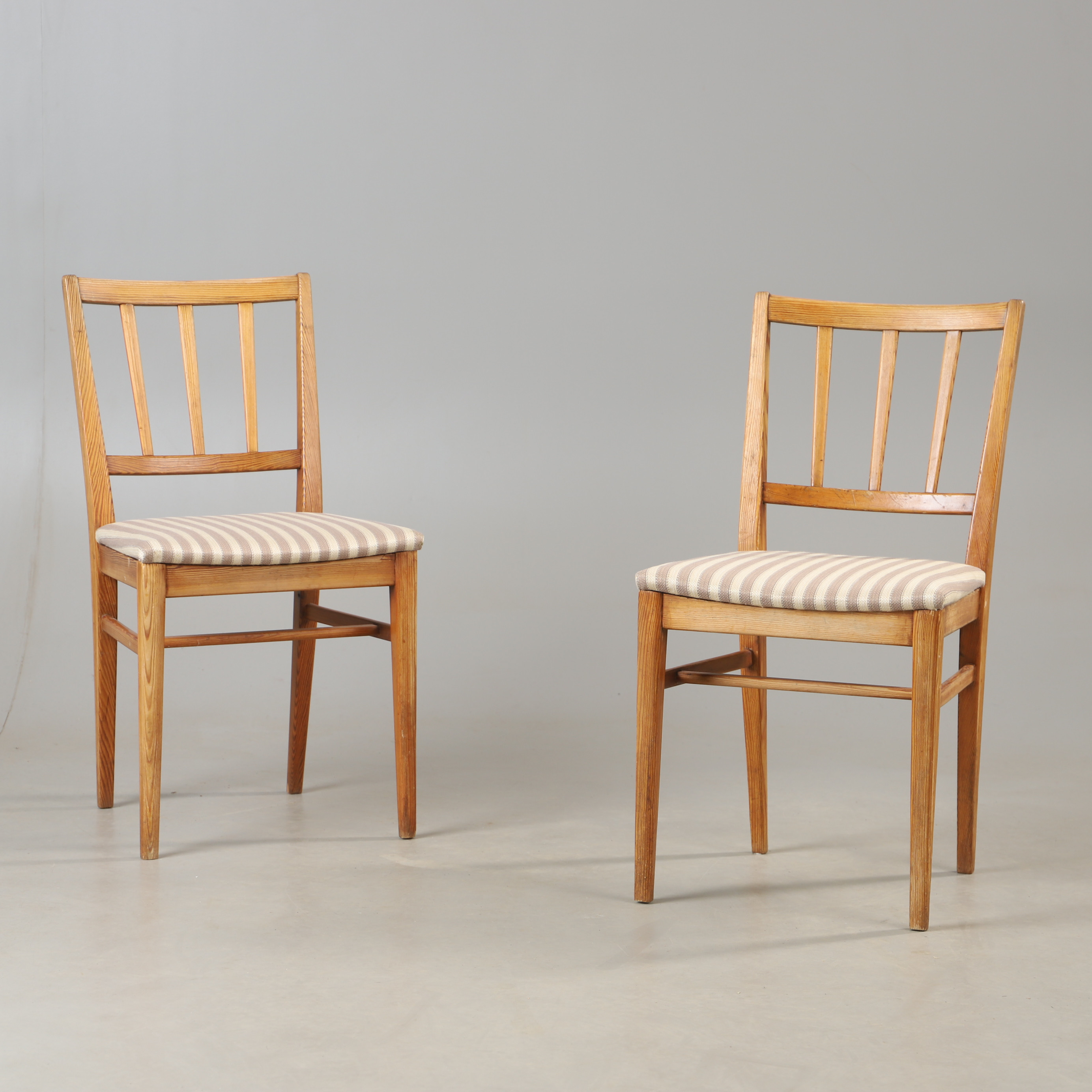 CARL MALMSTEN. Stolar, 1 par, furu, 1900-talets mitt.