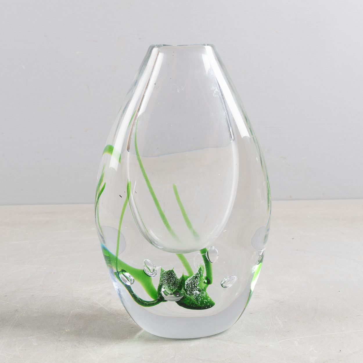 VICKE LINDSTRAND. Vas, dekor med sjögräs, Kosta Boda.