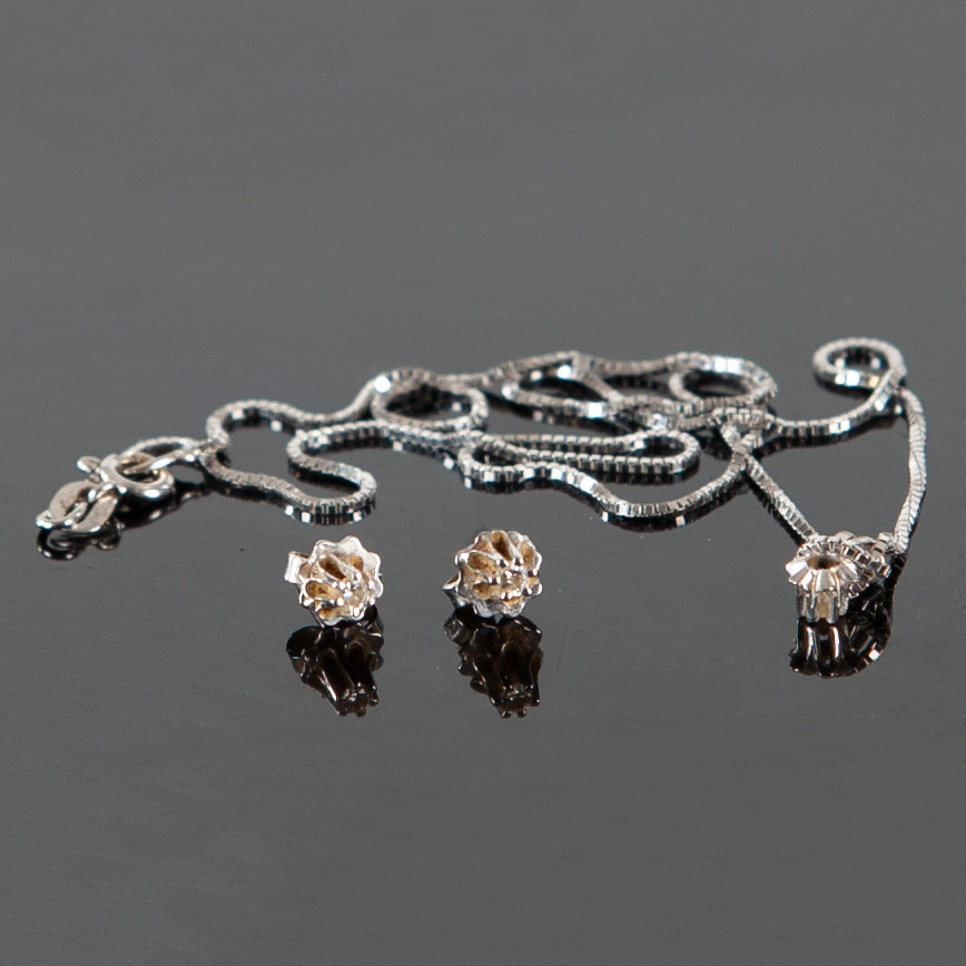 SMYCKESSET COLLIER SAMT ÖRHÄNGEN 18 K VITT GULD MED DIAMANT.