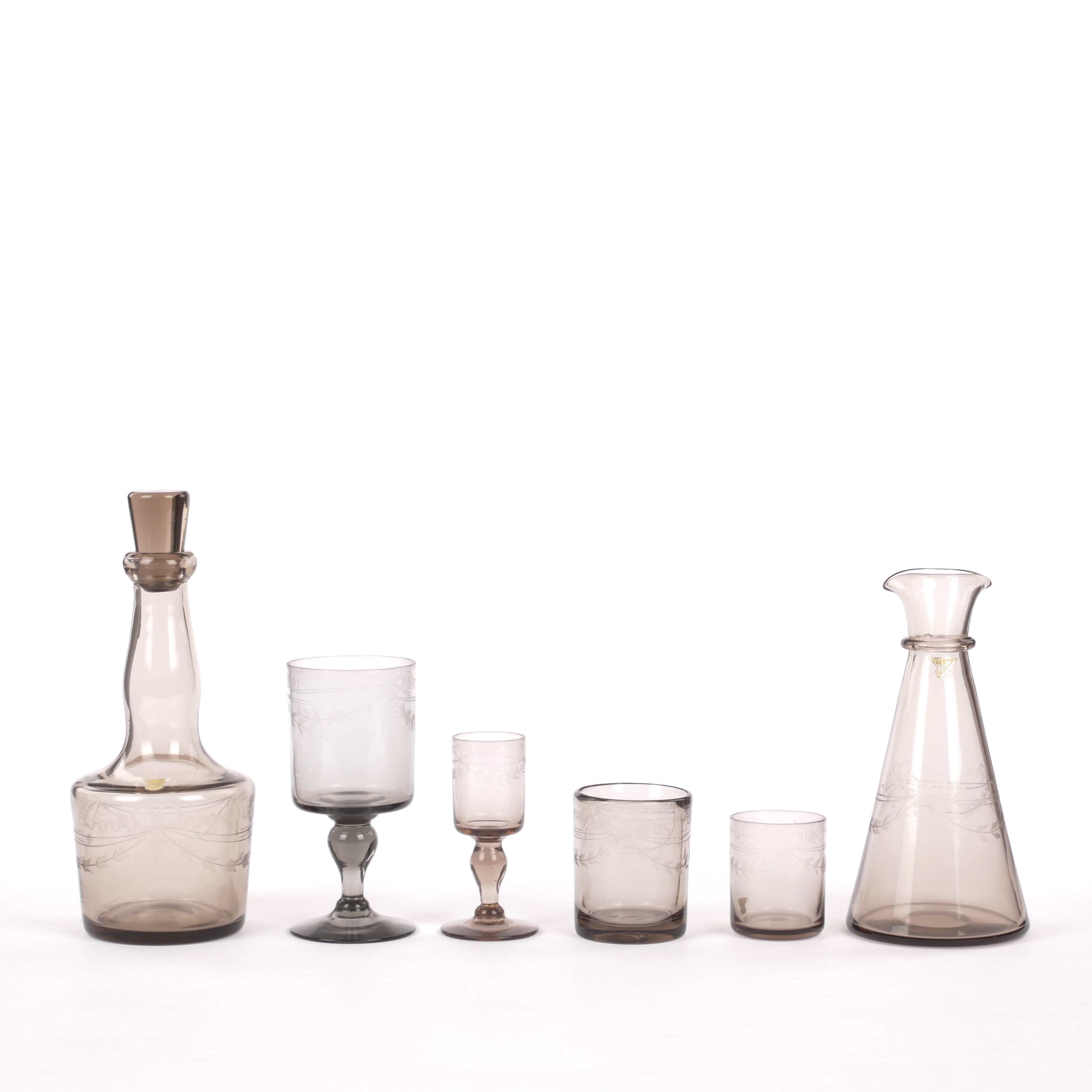 GLASSERVIS, 43 delar, rökfärgat glas med etsad dekor, Gullaskruf, 1960-tal.