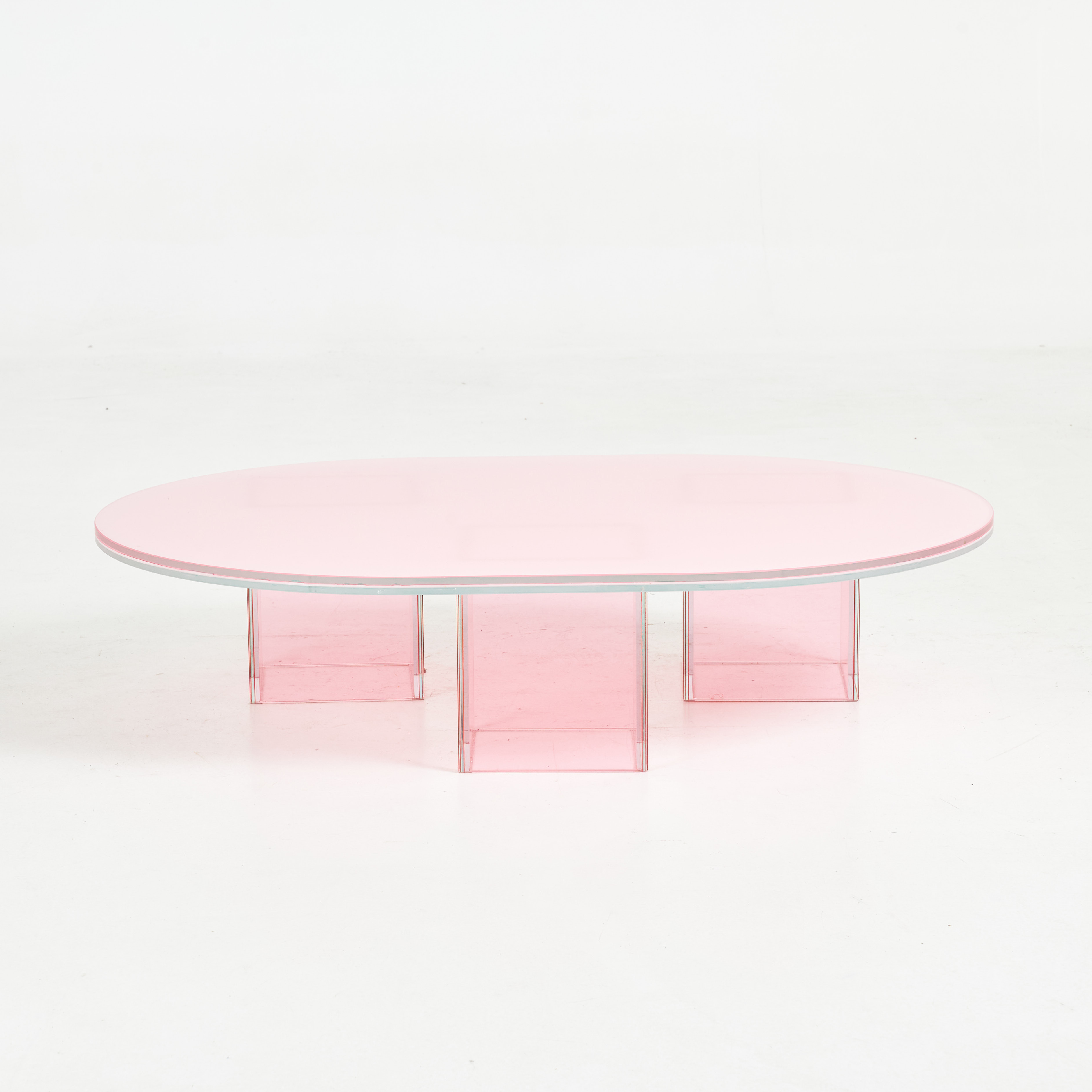 SOFFBORD. Samtida, skiva och ben i rosa glas.