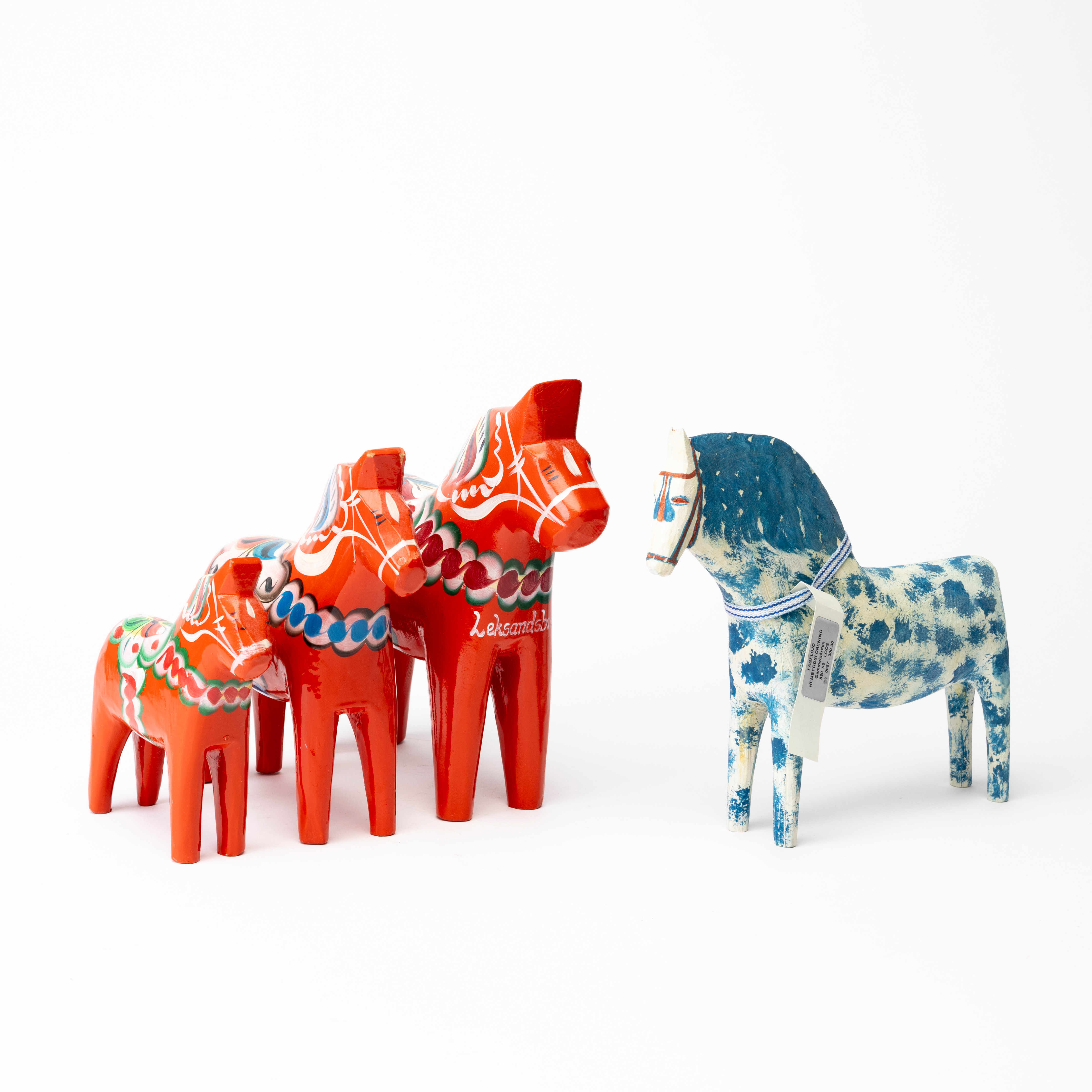 DALAHÄSTAR, 4 st, trä, en etikettmärkt, Nils Olsson, Nusnäs, 1900-tal.