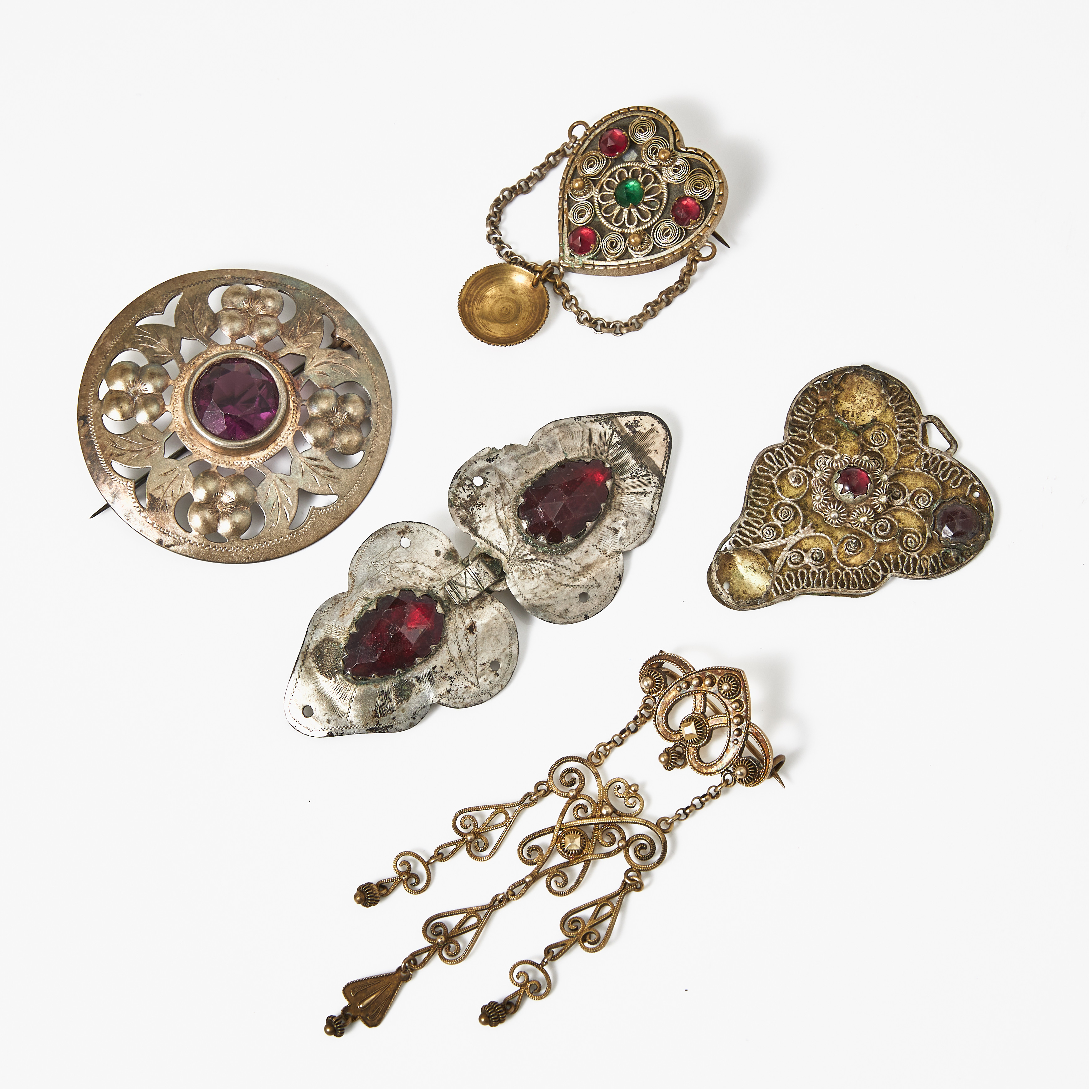 DRÄKTSMYCKEN, 2 st, BROSCH, SPÄNNE, 2 dl, SPÄNNE, del av, delvis silver.