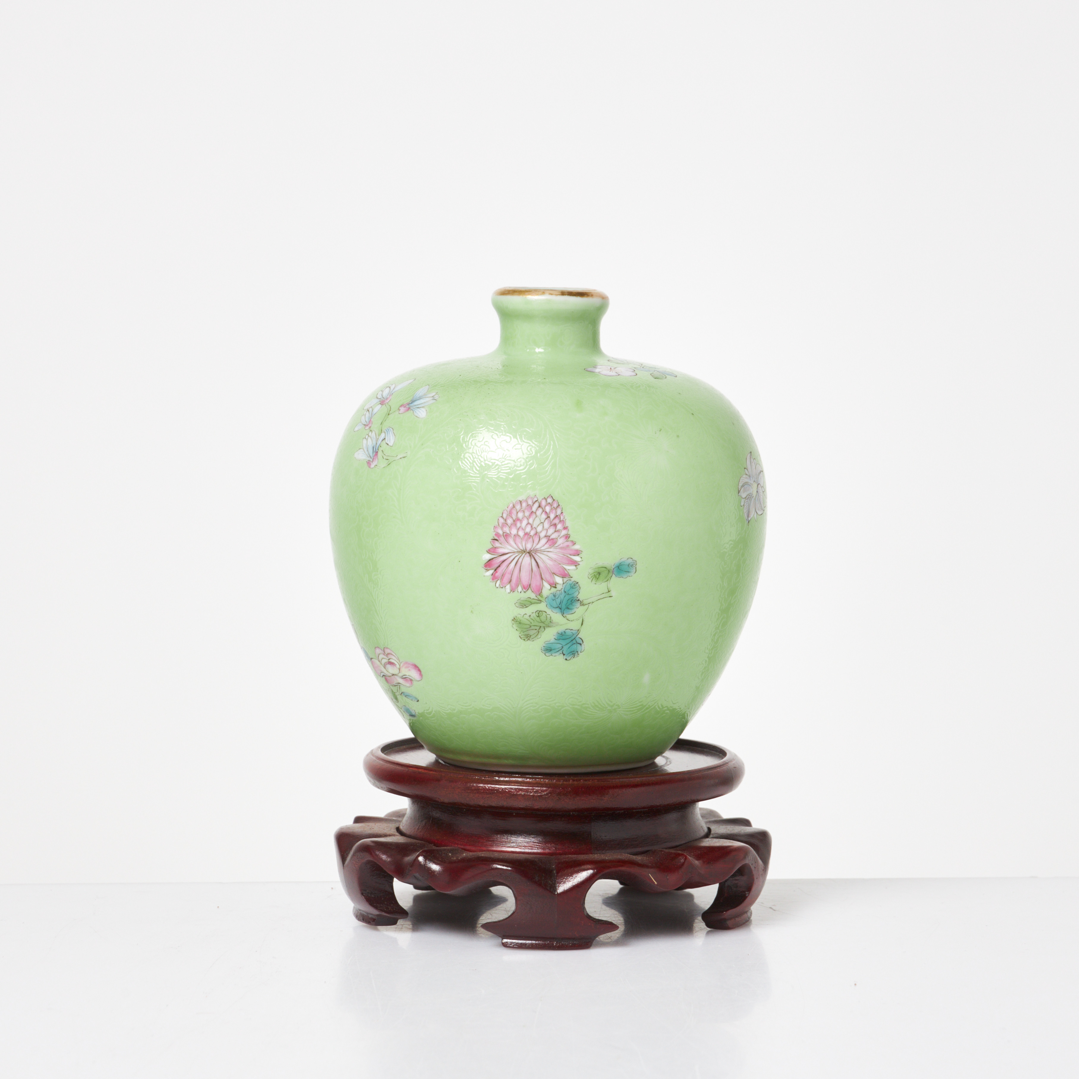 VAS, Kina, lime green Sgrafitto med dekor av blommor, 1900-tal, med träsockel.