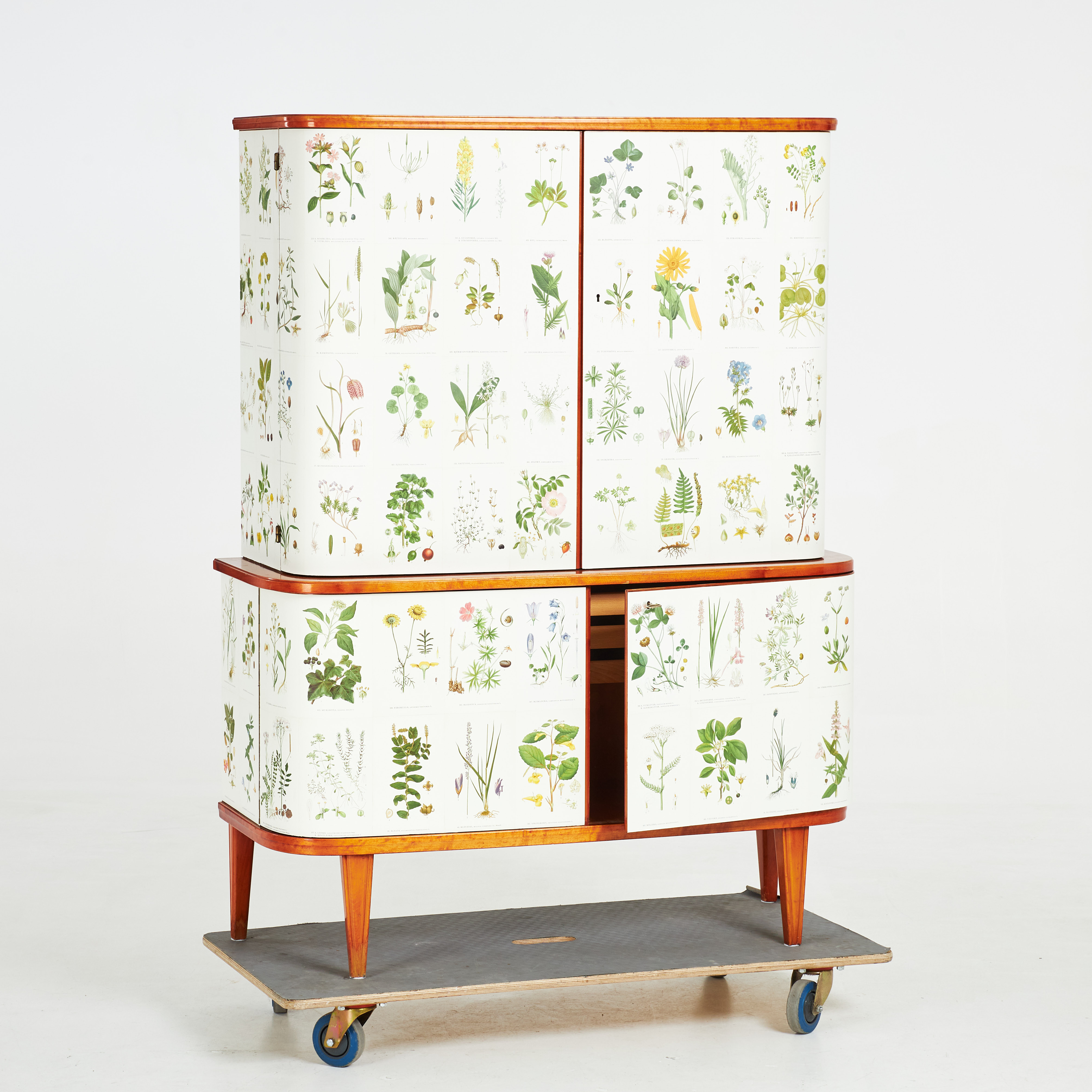 SKÅP. 1940-50 tal, fanérad i mahogny, , tapetserad med blad från Nordens Flora.