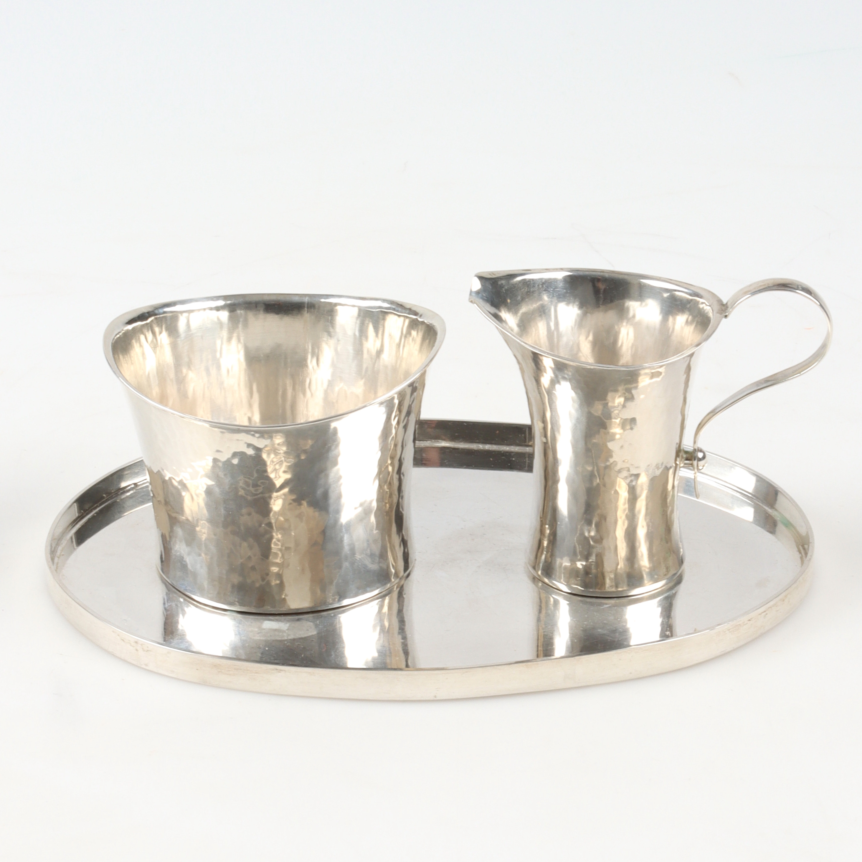 GÖSTA HÄGGLUND. Bricka, kanna, sockerskål, sterlingsilver, 1979.