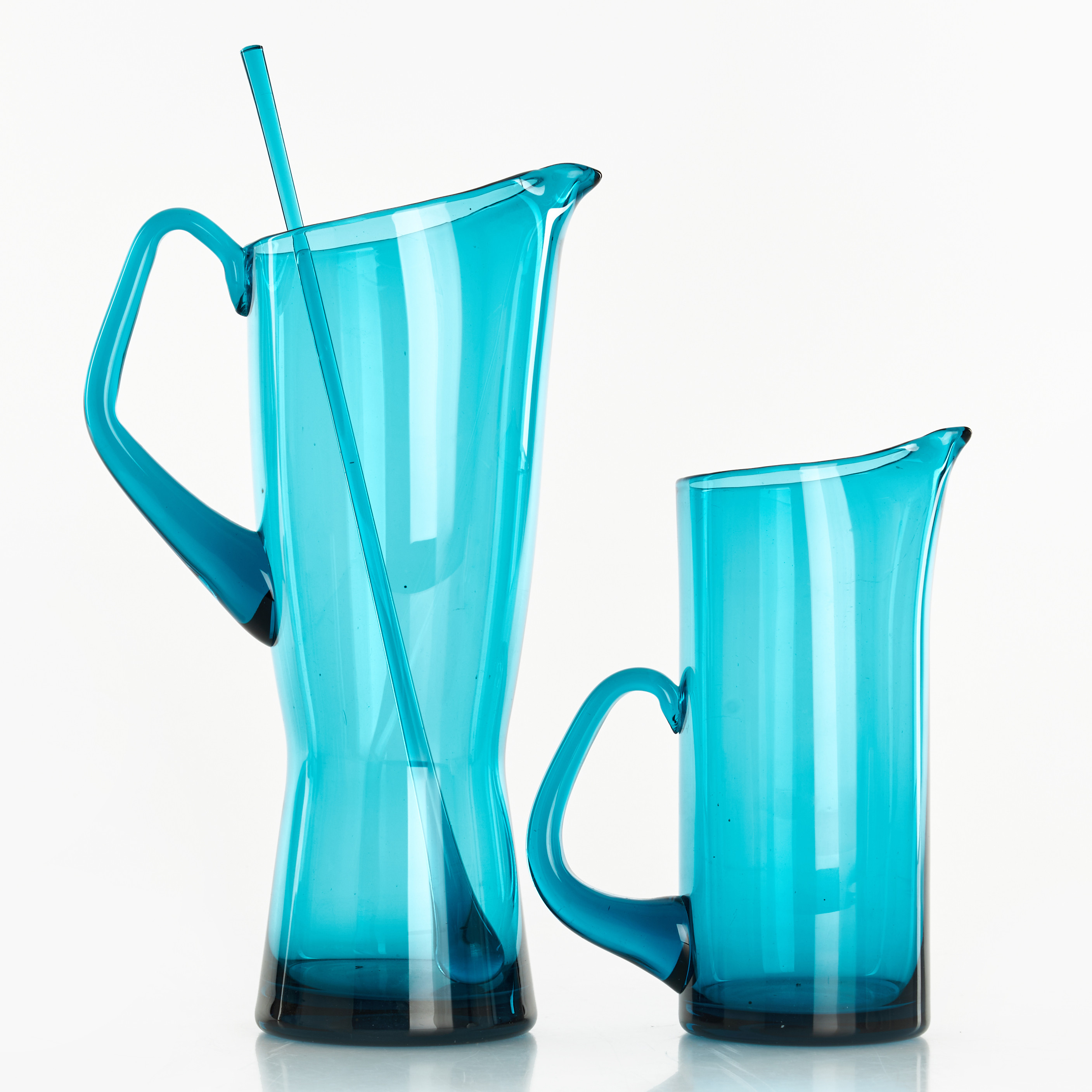 TILLBRINGARE, 2 st, 1900-talets mitt, blåtonat glas, den större formgiven av Jacob E. Bang för Kastrup Glasværker, Danmark.