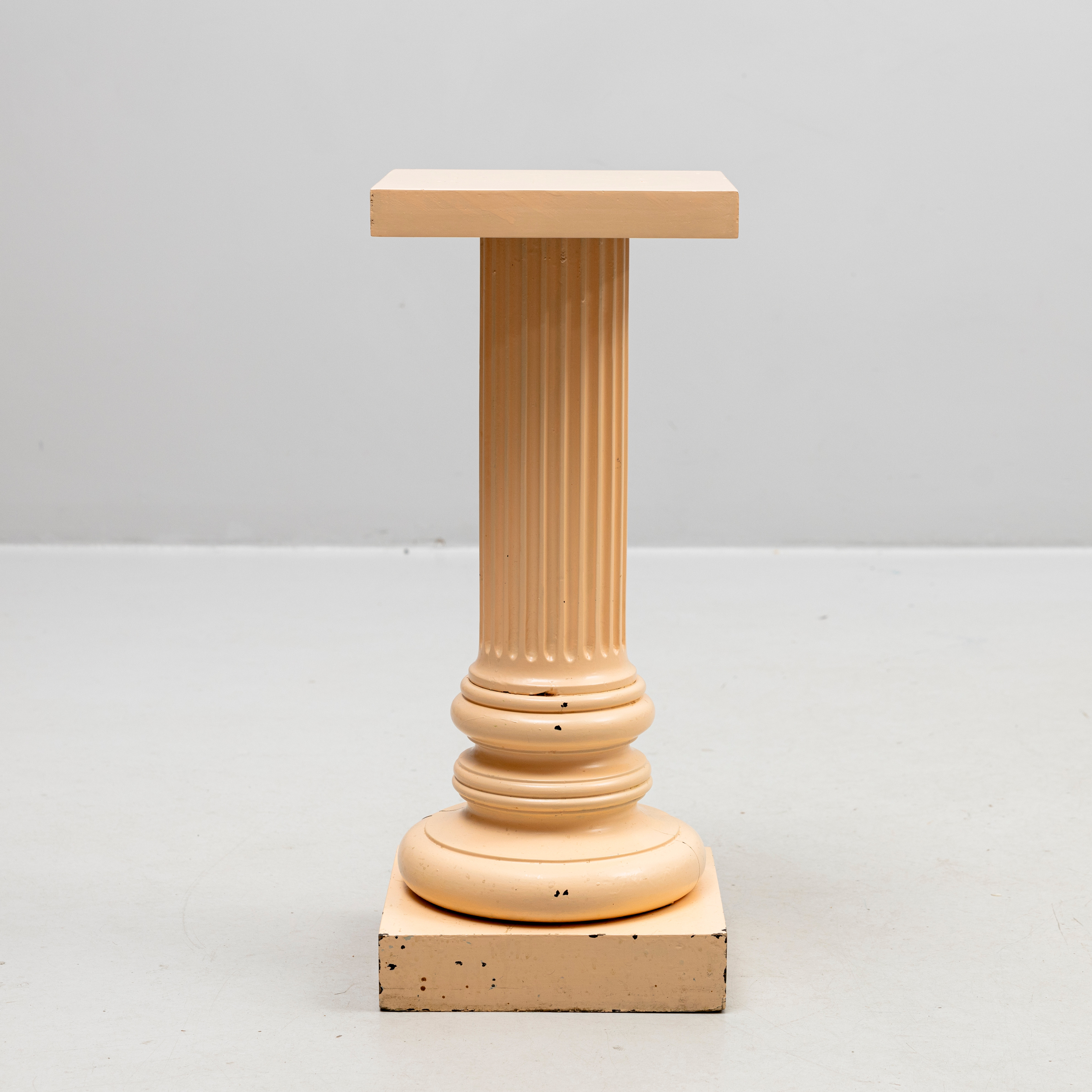 PIEDESTAL / KOLONN, bemålat trä, 1900-tal.