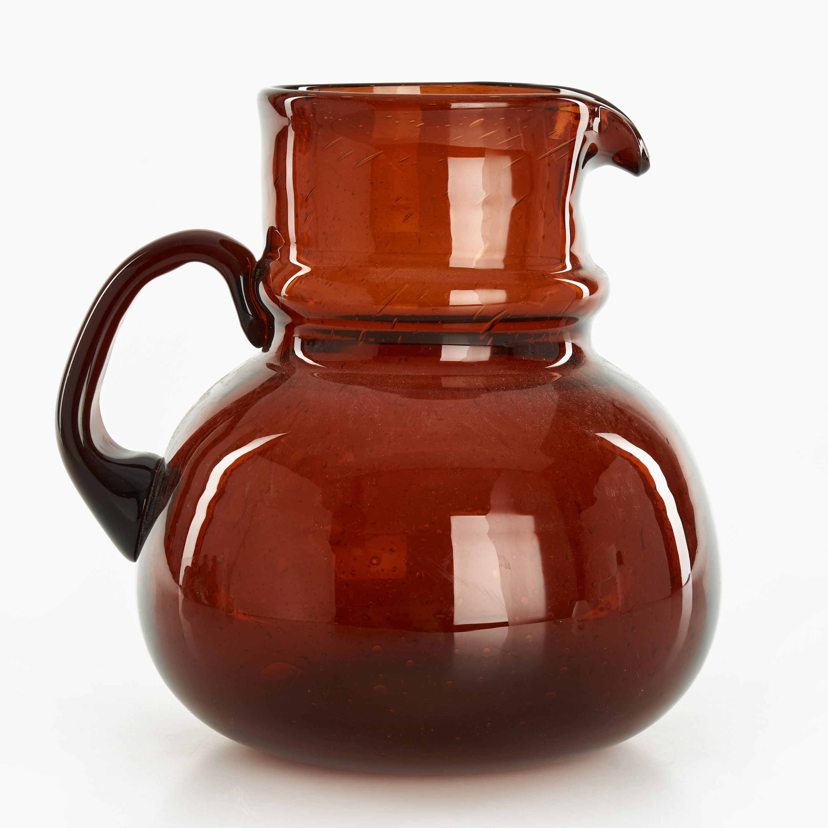 ERIK HÖGLUND. Stor kanna, Boda Glasbruk, bruntonat glas med inneslutande luftbubblor.