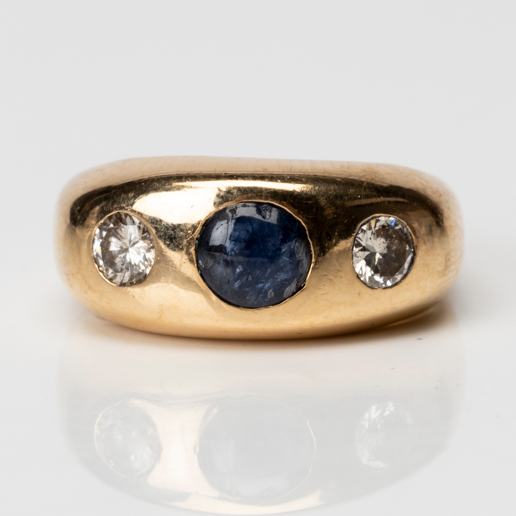 RING, 18K guld, med 2 briljantslipade diamanter om totalt ca 0,40 ct samt 1 blå sten, GSG, Stockholm.