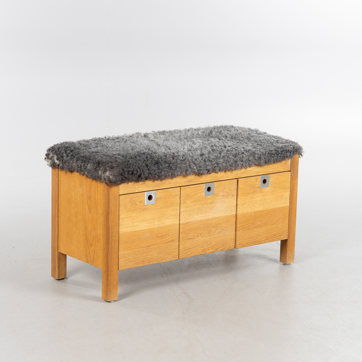 GUSTAV BLOMSTERBERG. Bänk, Miljögården, ek, fårskinn och rostfritt stål.