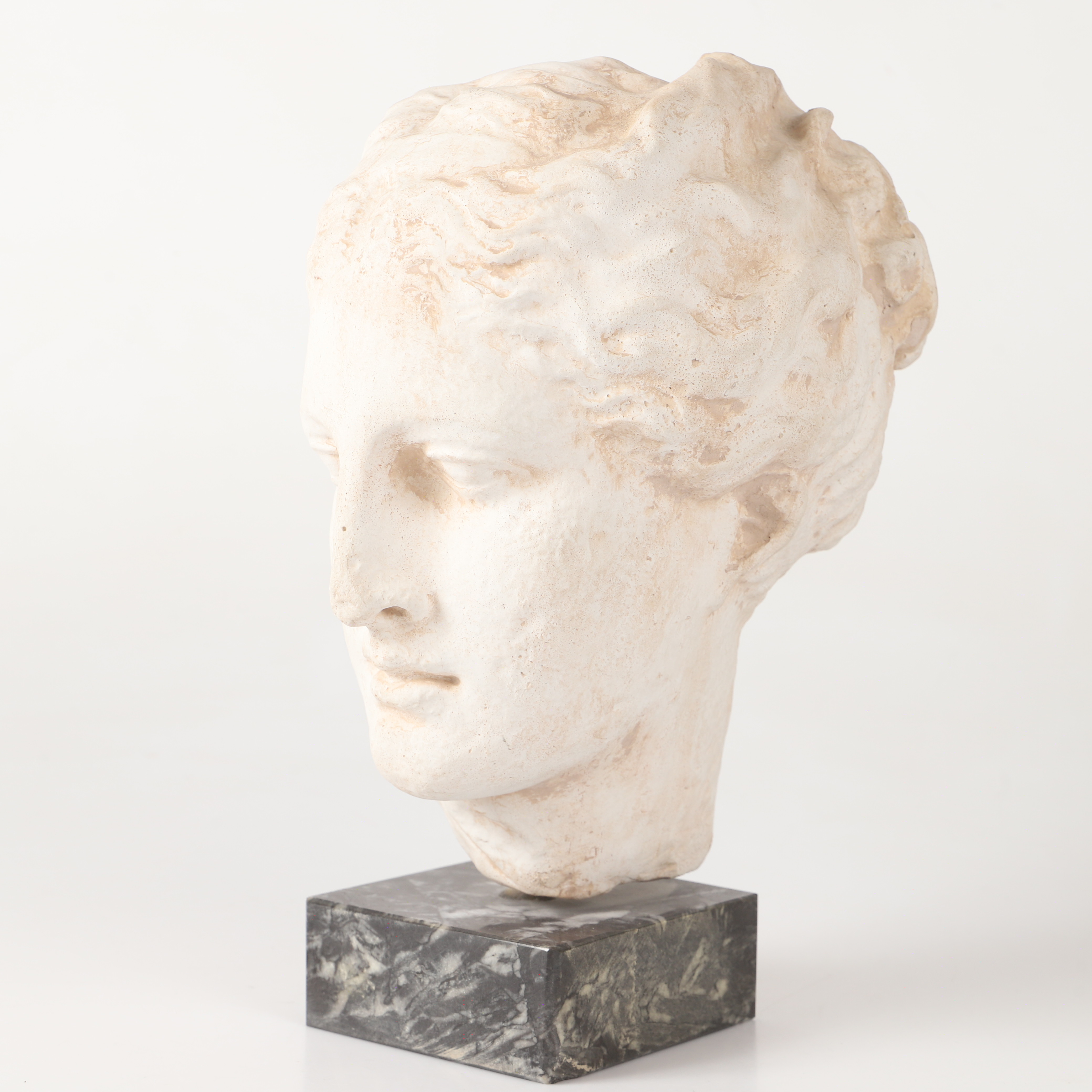 SKULPTUR, "Hygieia", målad terrakotta på marmorsockel, 1900-tal.