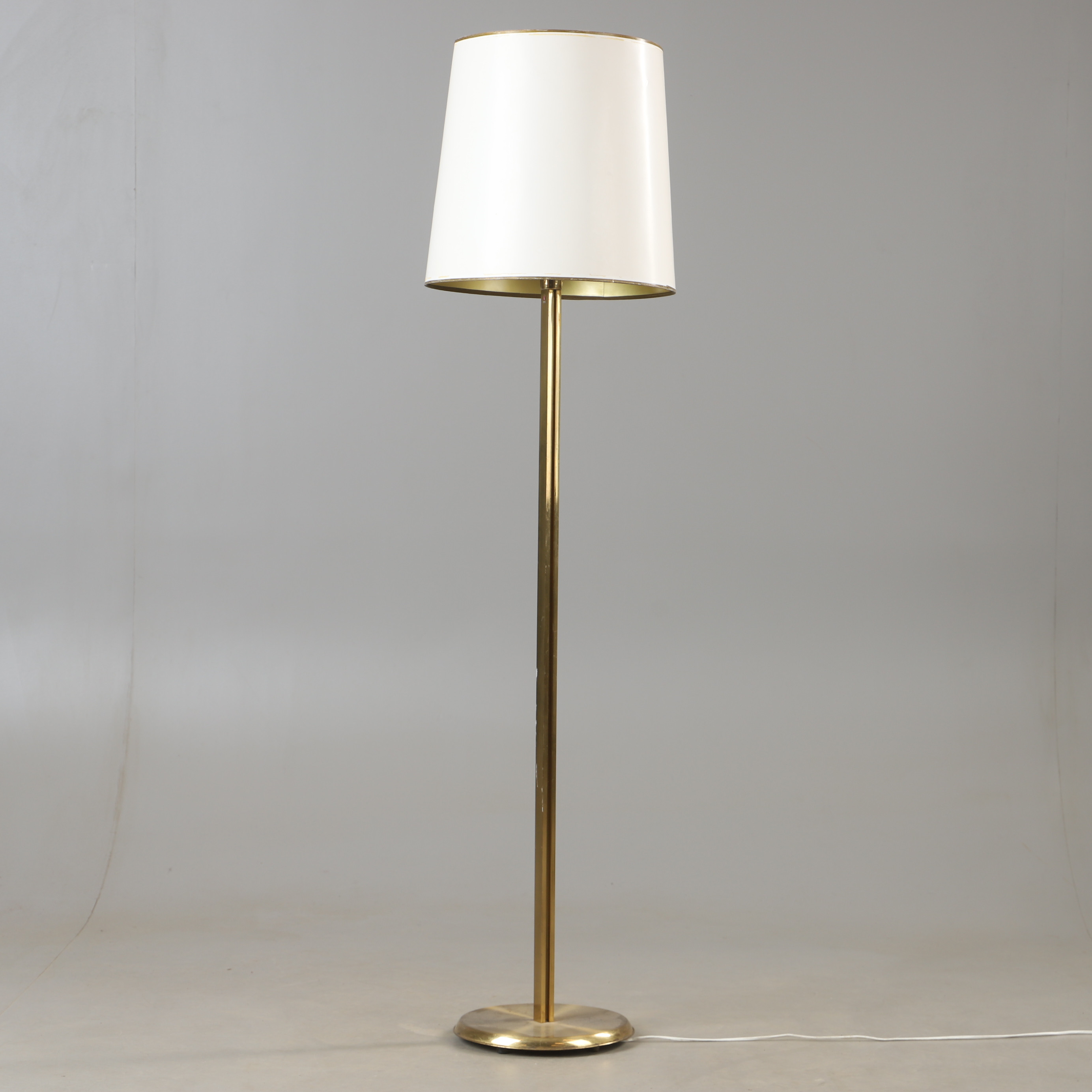 GOLVLAMPA, mässing, 1900-talets andra hälft.