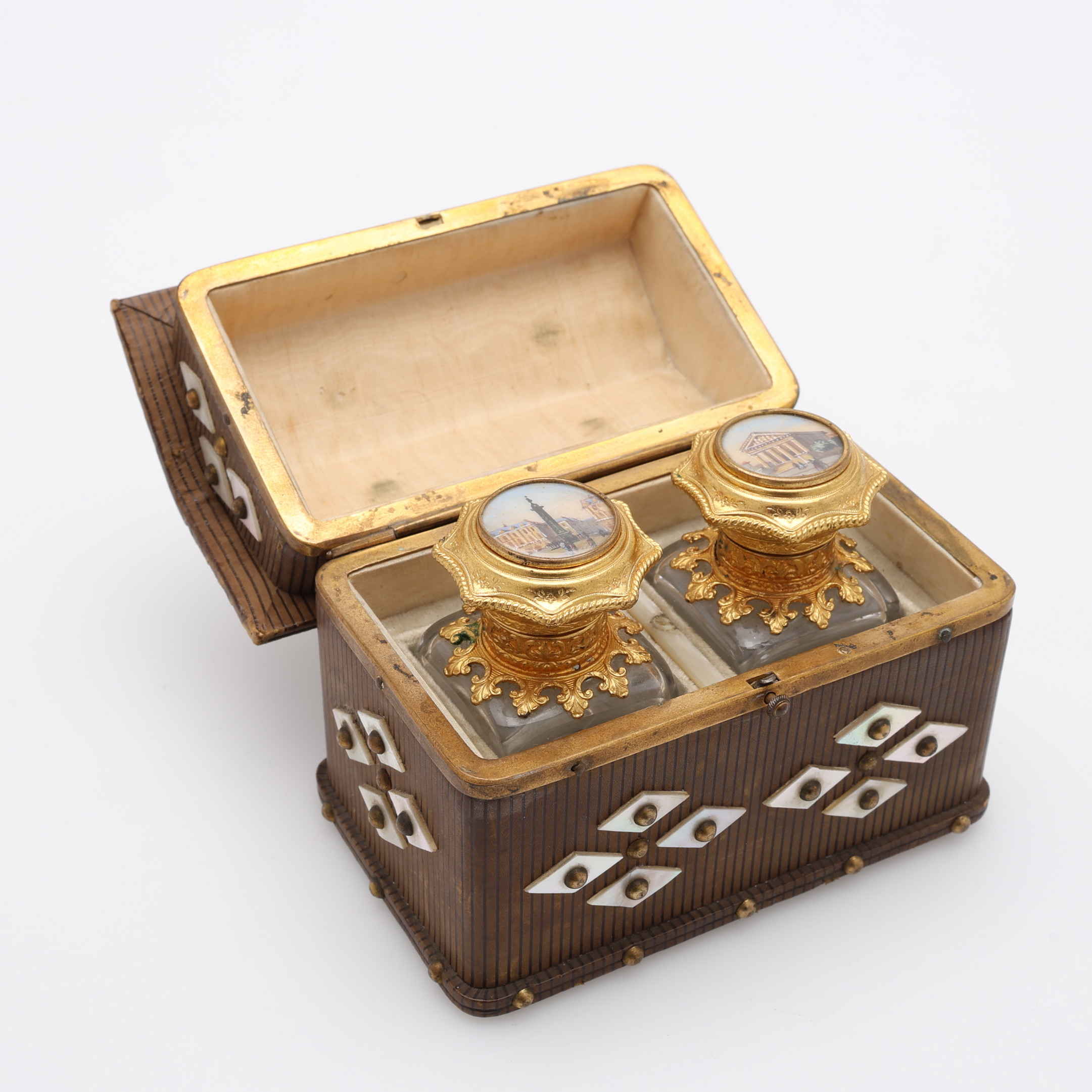 PARFYMFLASKOR I ETUI, GLAS OCH FÖRGYLLD METALL, PALAIS ROYAL, 1800-TAL.