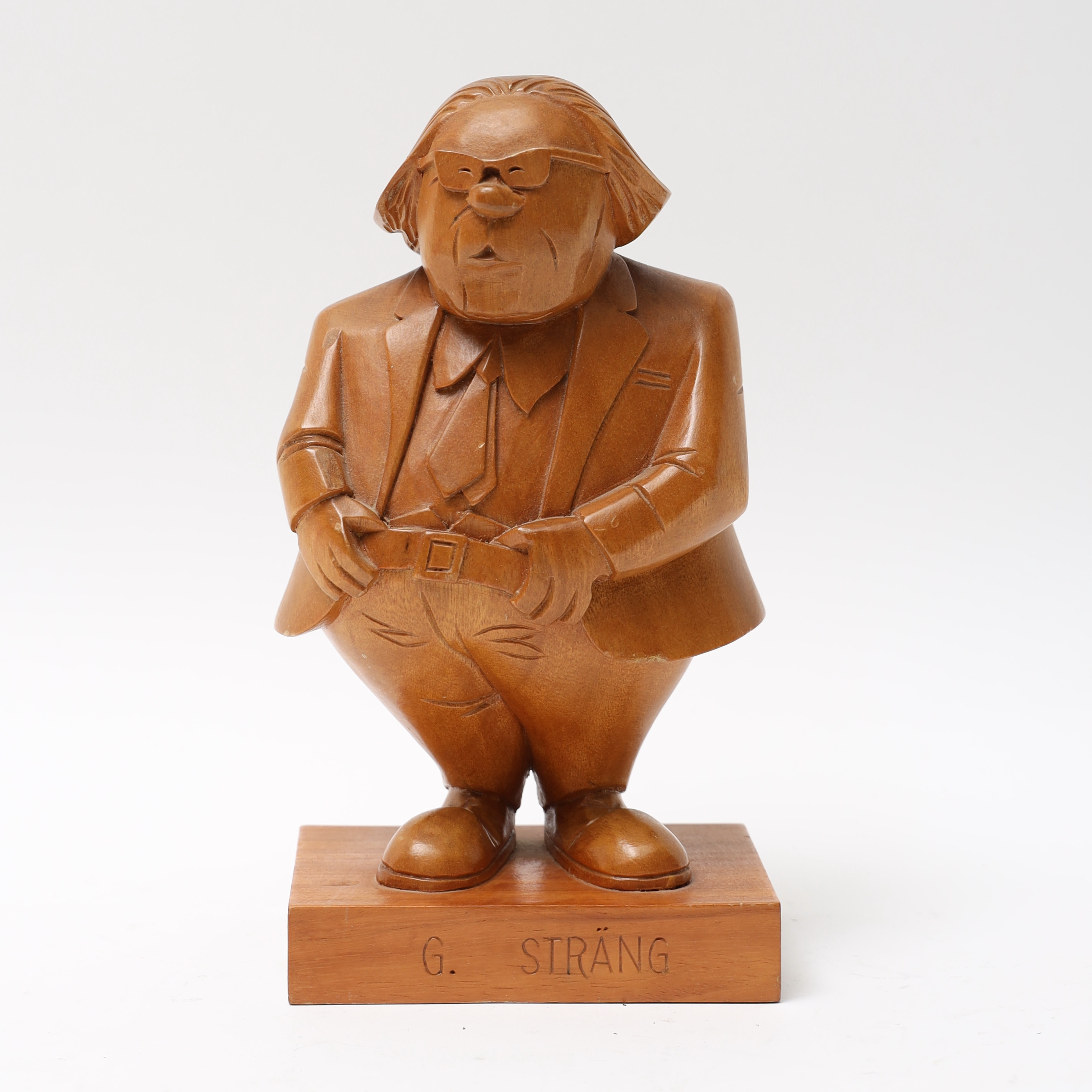 OKÄND KONSTNÄR. Träskuren figur "Gunnar sträng" daterad 1976.