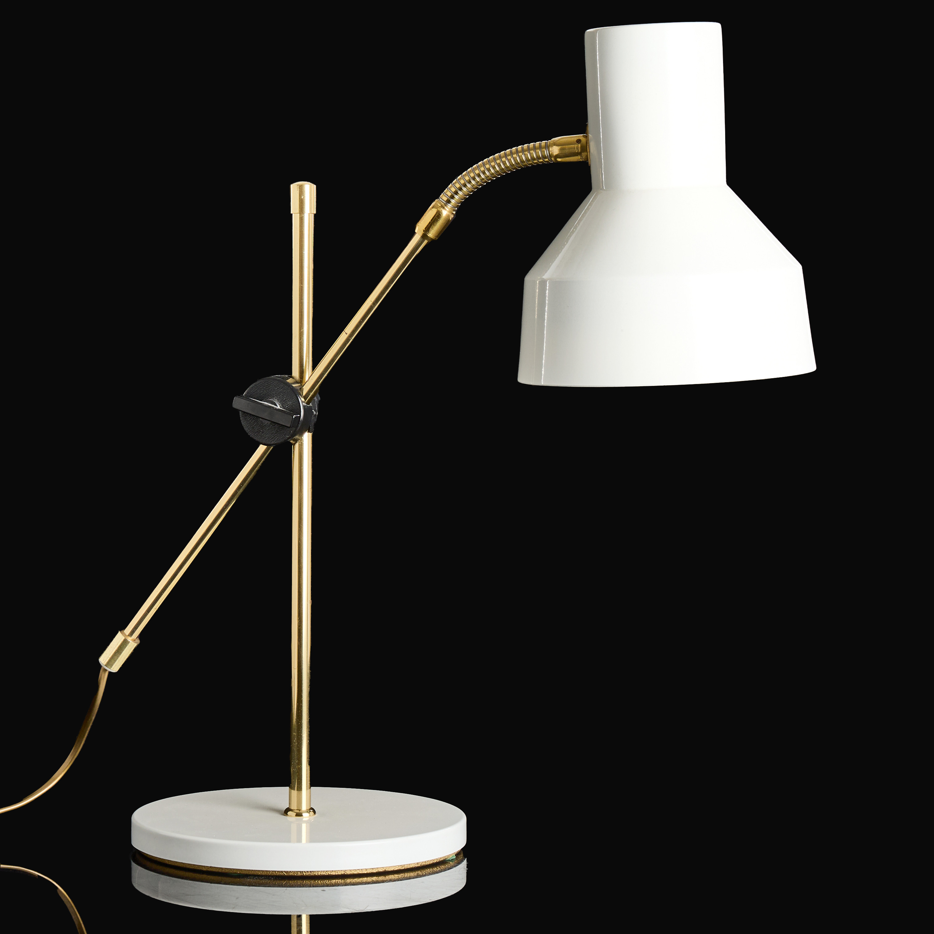 BORDSLAMPA, EWÅ B-75, mässing och vitlackerad plåt, 1900-talets andra hälft.