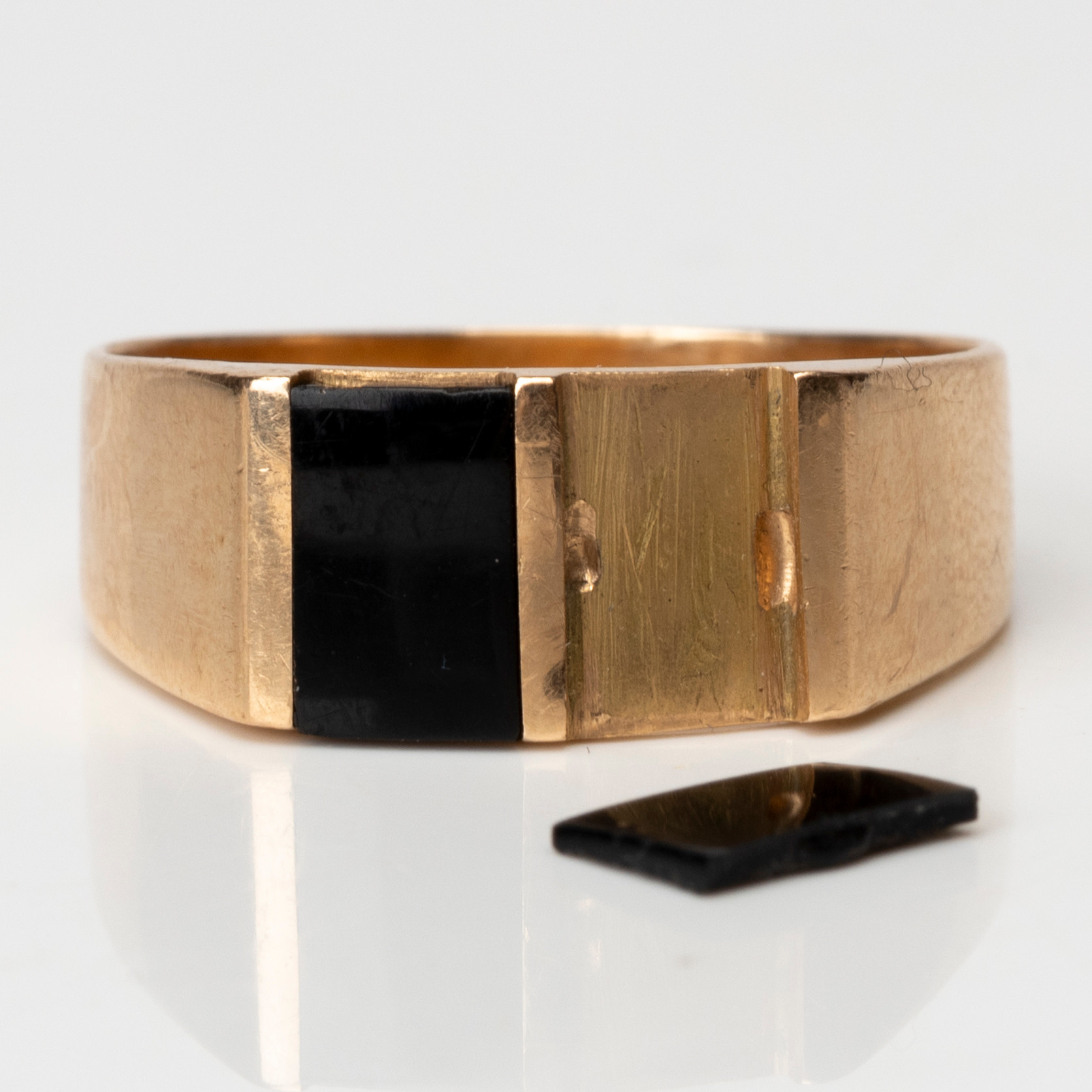 RING, 18K guld med 2 st onyxstenar, svensk kontrollstämpel.