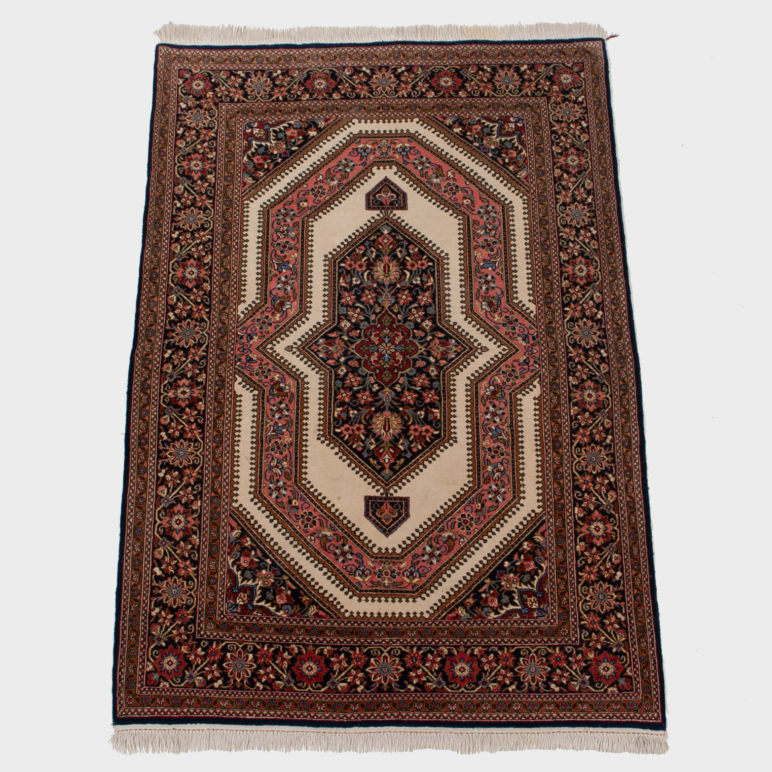 HANDKNUTEN PERSISK MATTA, ull på bomull. 109 x 162 cm.