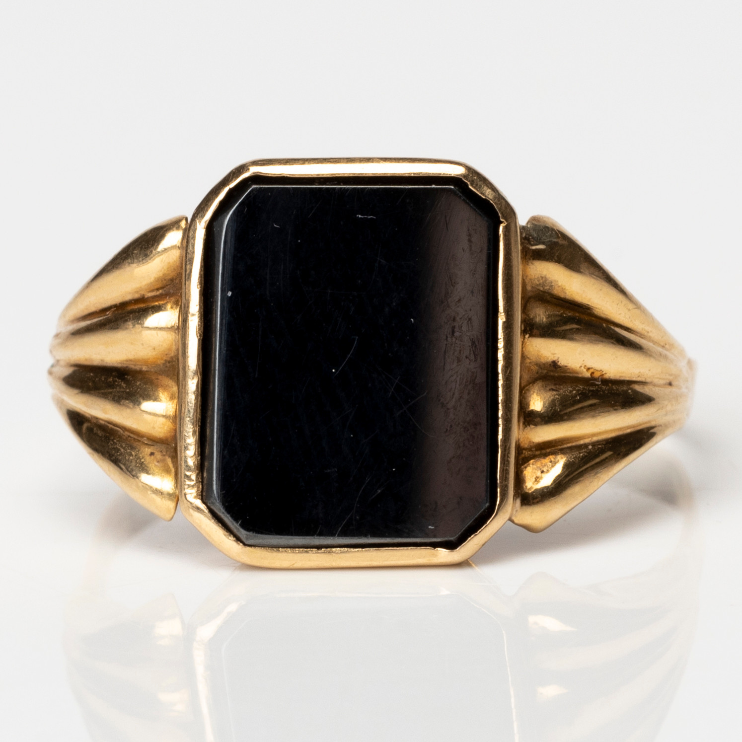 KLACKRING, 18K guld med hematit, JP, Stockholm, 1957.