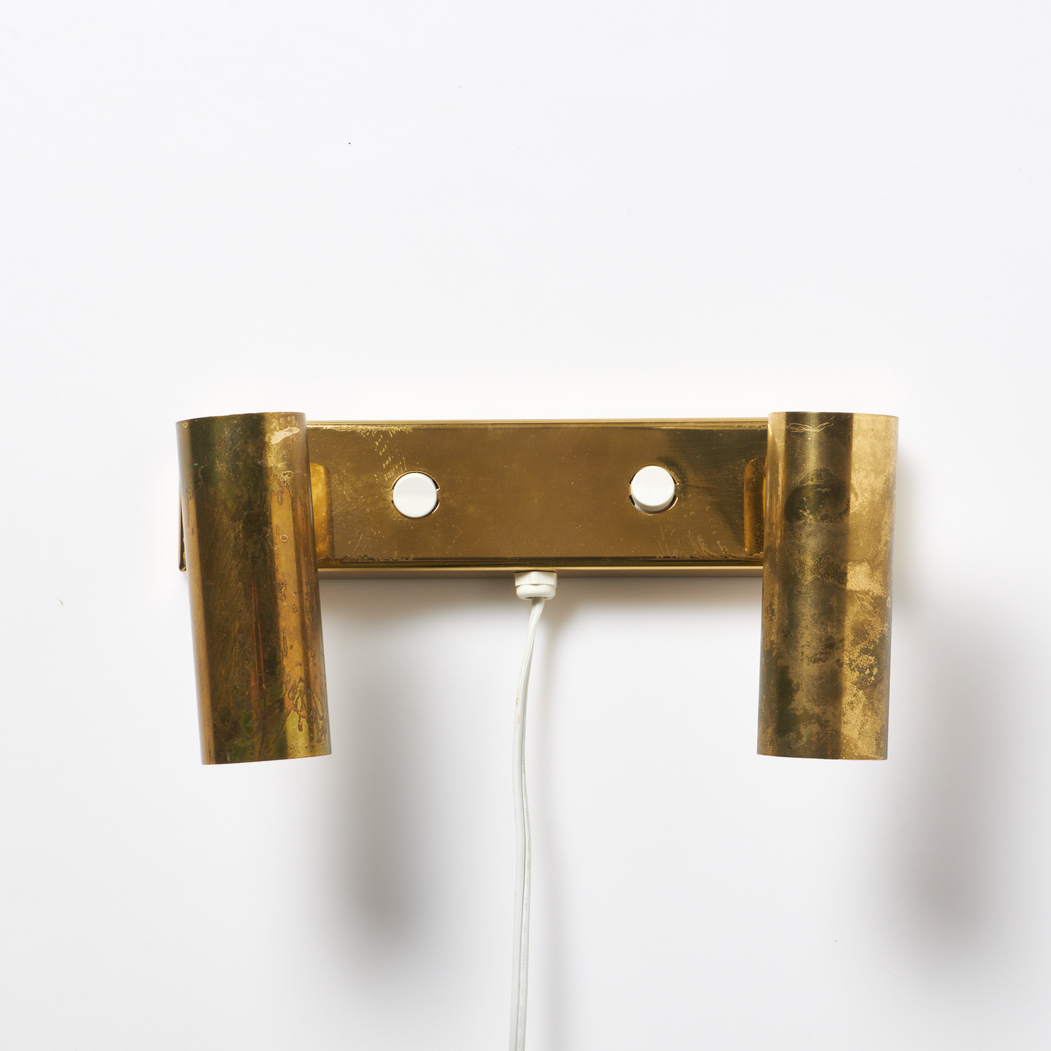 ÅKE HULTGREN. Vägglampa, "Puck", Örsjö Industri AB, gulmetall, två riktbara spotlights, etikettmärkt.