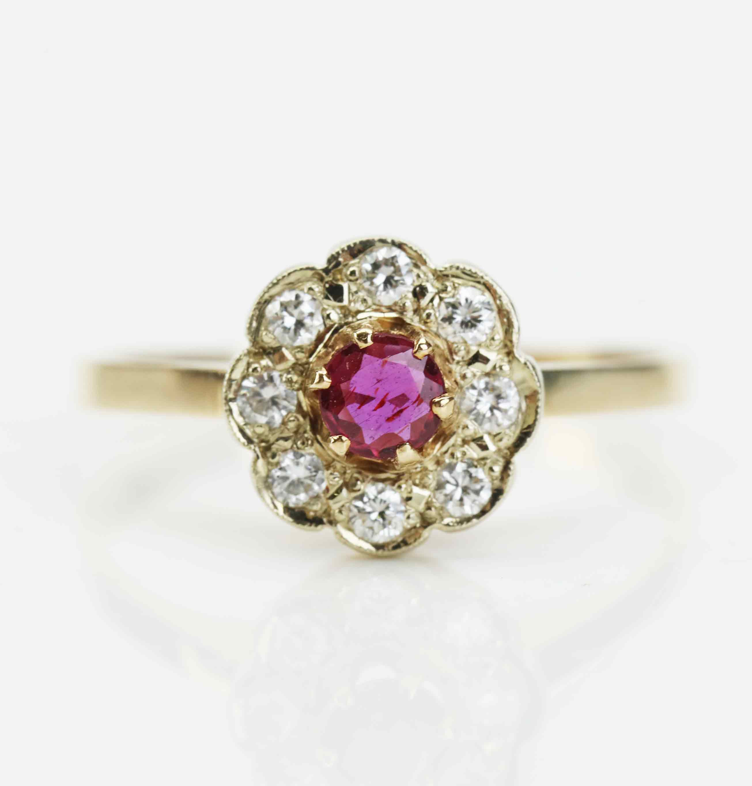 RING, sk carmoséring, 14K guld med rubin och briljantslipade diamanter, Finland, 1983.