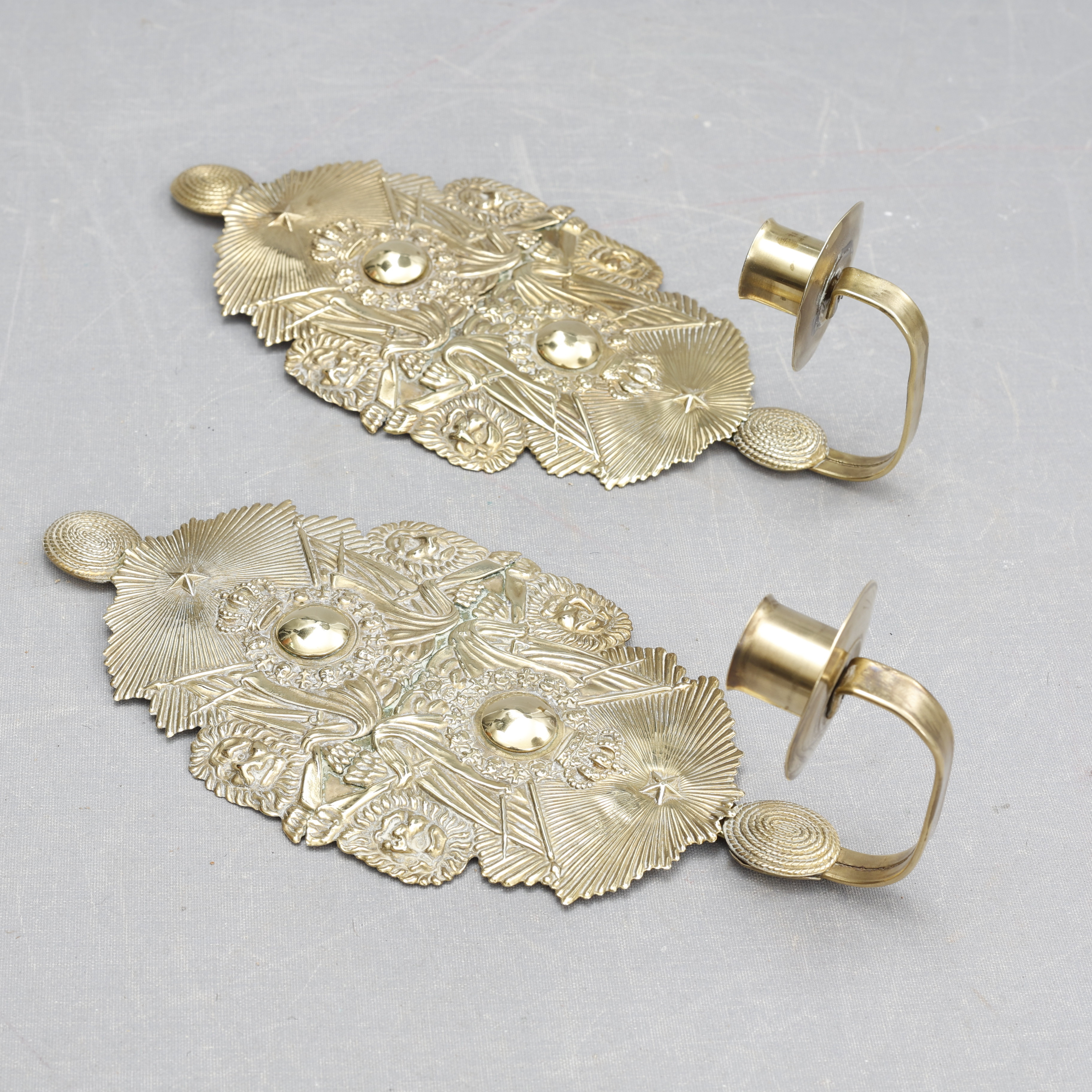 LJUSLAMPETTER, 2 stycken, omgjorda mössmärken, 1900-tal.