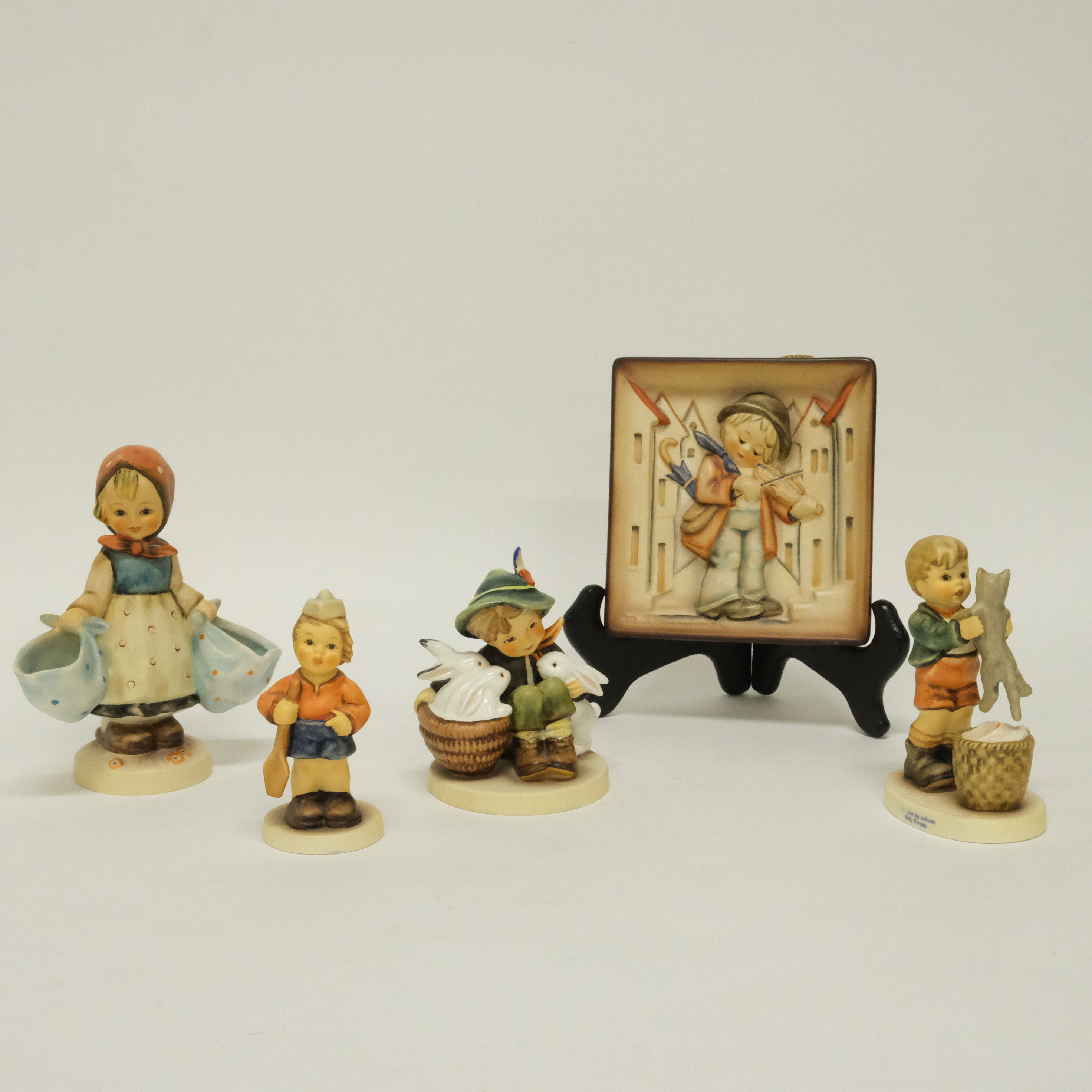 HUMMEL. FIGURINER OCH VÄGGRELIEF. FEM DELAR. GOEBEL.