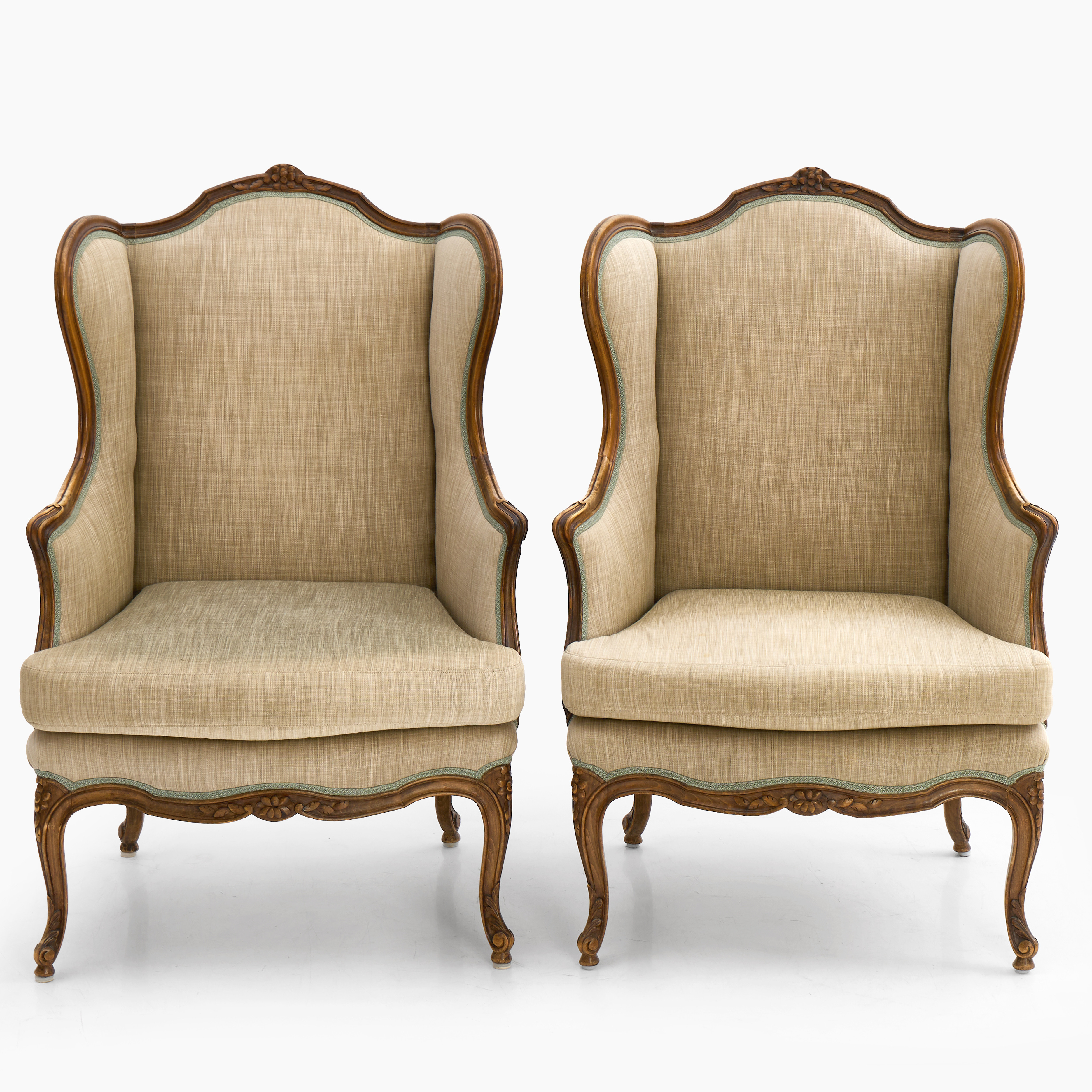 BERGÉRER, ett par, Louis XV-stil, omkring 1900, stomme i ek, träskuren dekor.