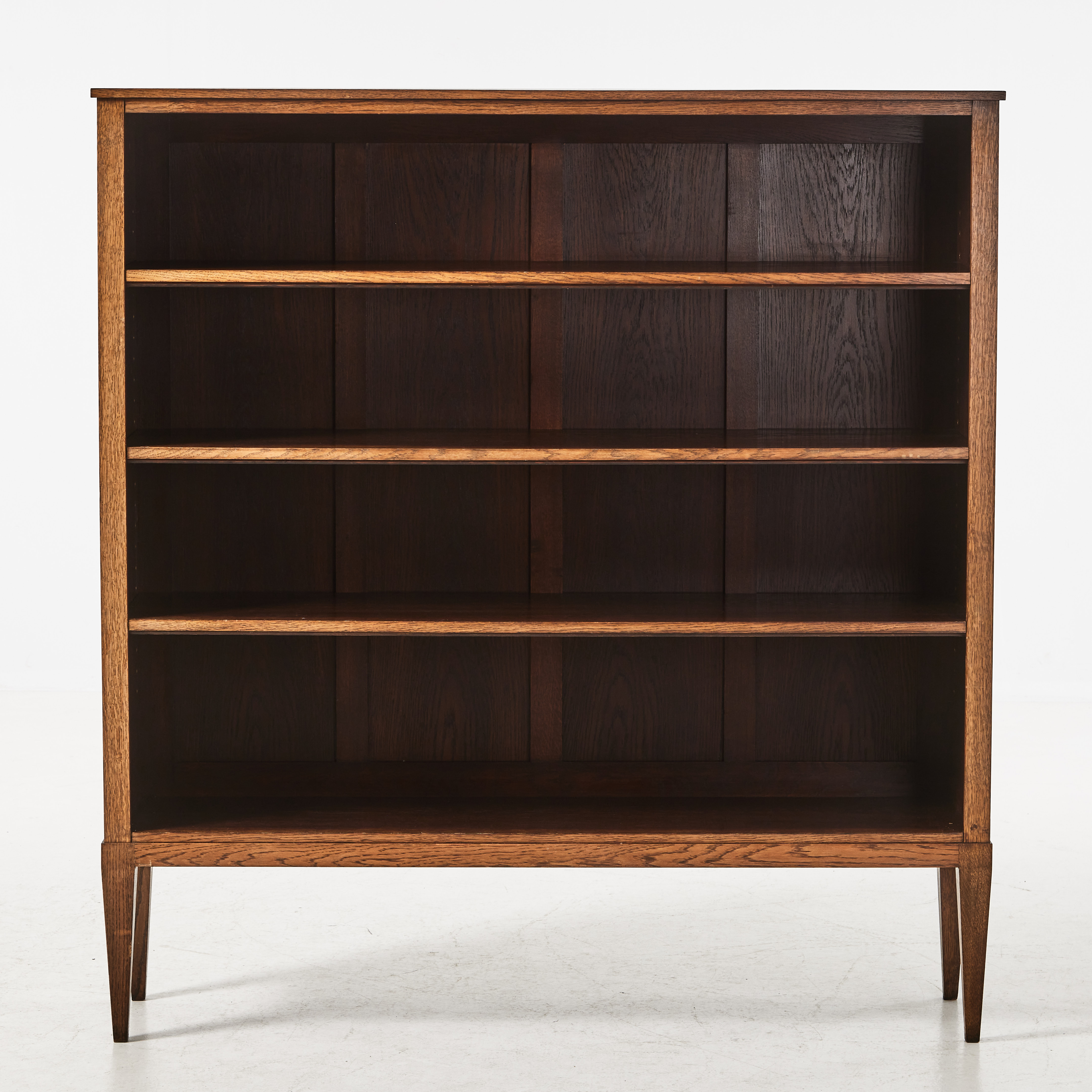 BOKHYLLA, stomme av ek, flyttbara hyllplan, omkring 1900.