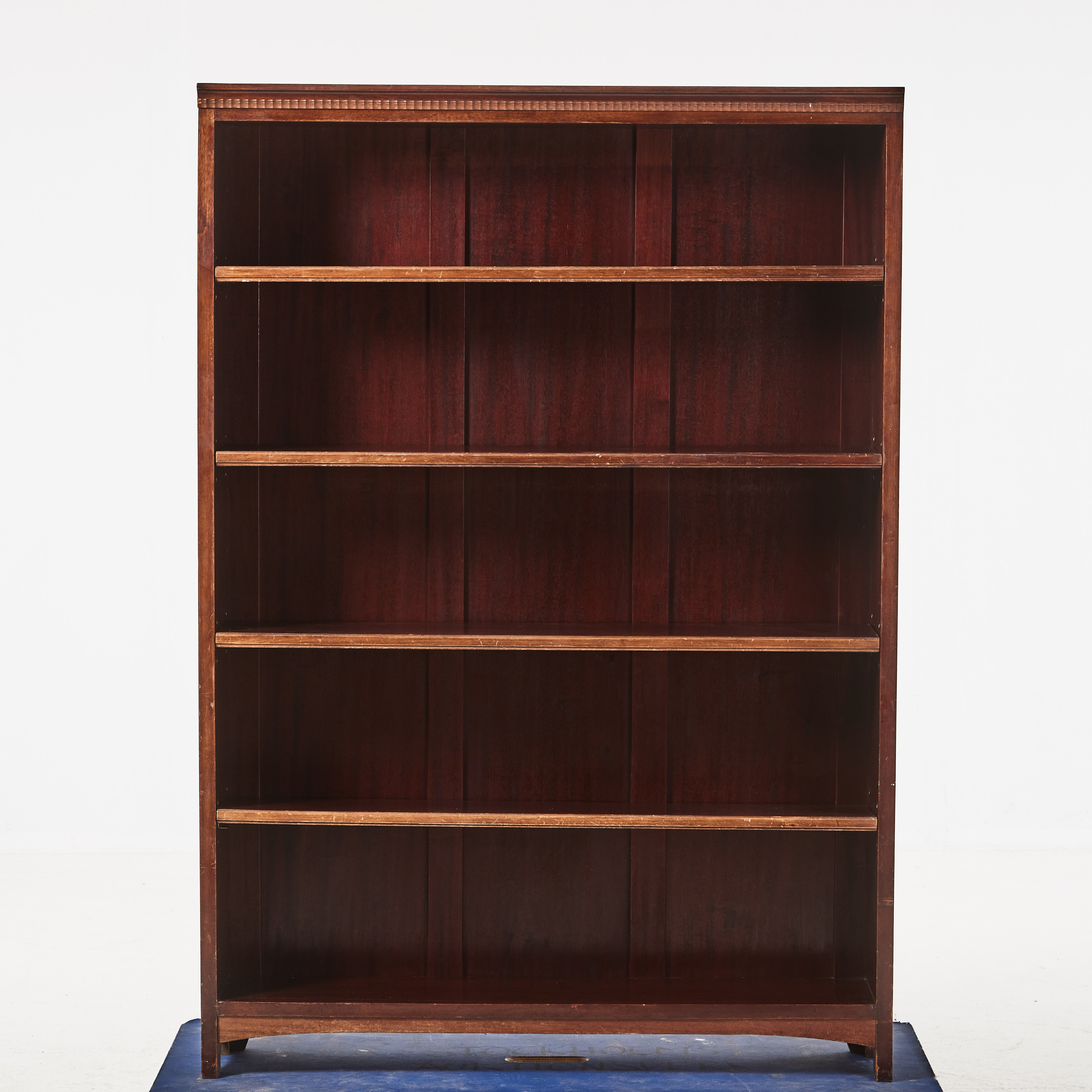 BOKHYLLA, mahogny, delvis tandad dekor, profilerade hyllplan, 1900-talets första hälft.