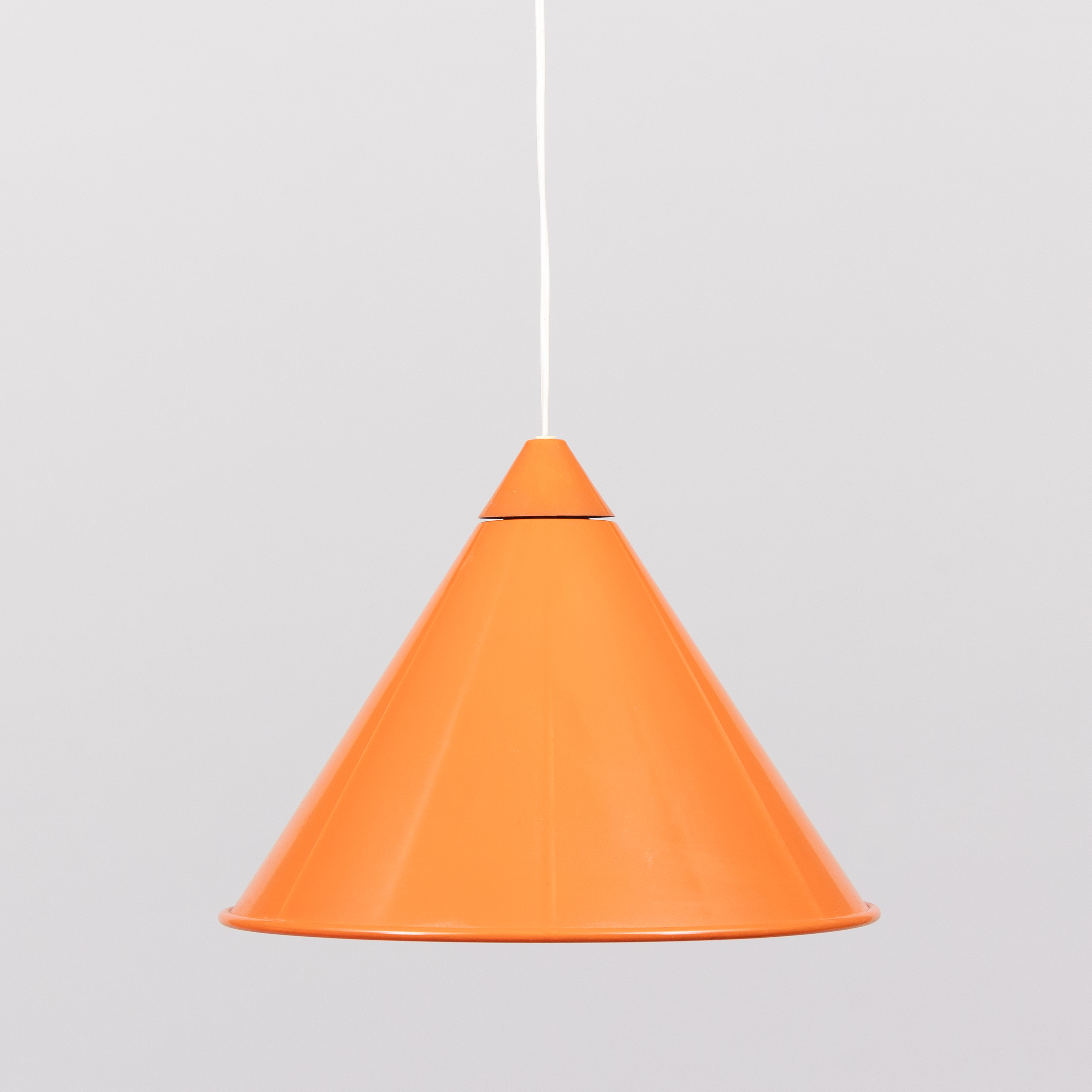 TAKLAMPA, lackerad plåt, 1900-talets mitt.