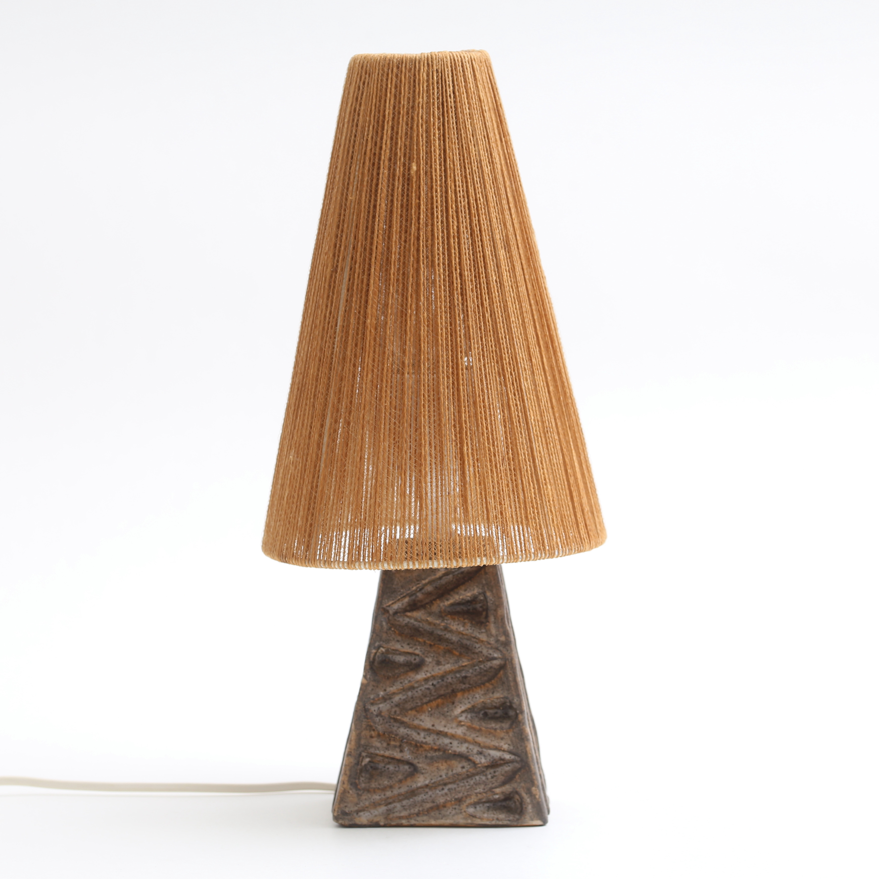 BORDSLAMPA, stengods med trådskärm, 1900-talets andra hälft.