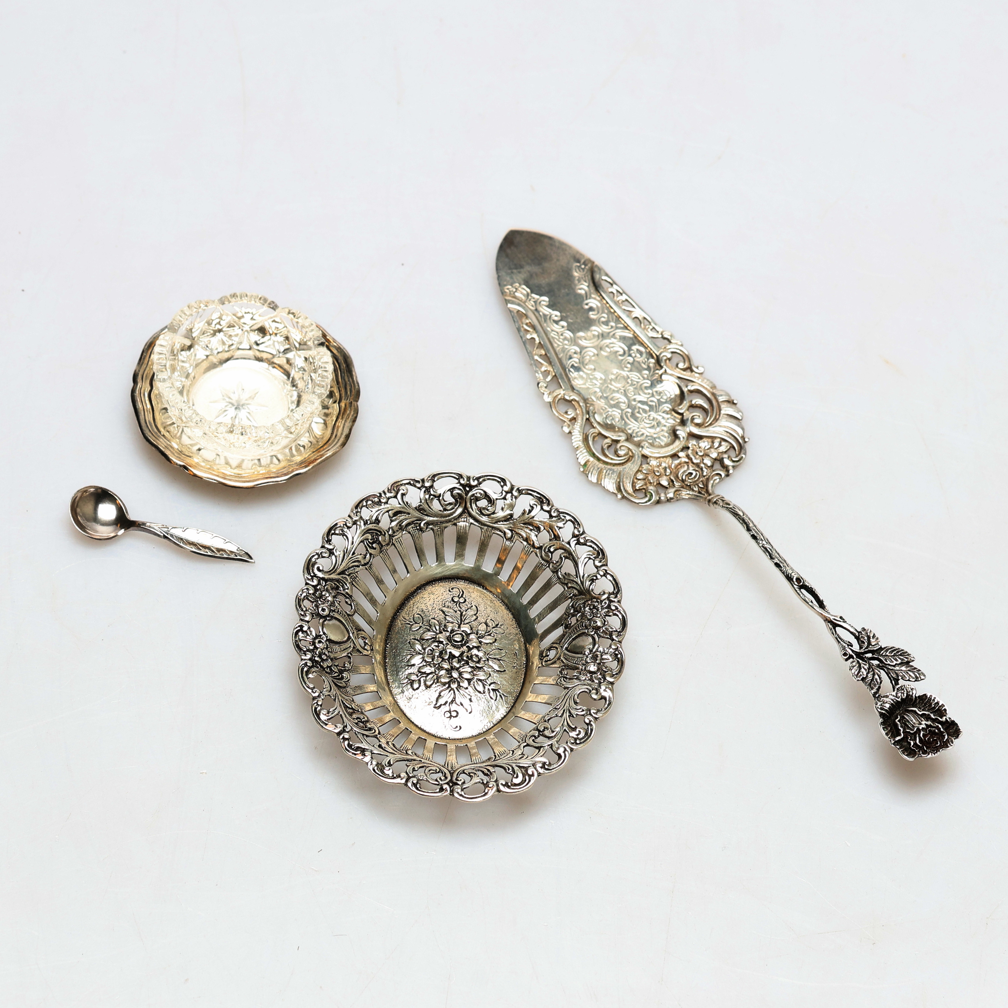 FAT, TÅRTSPADE, SALTKAR silver 101,5gram, genombruten dekor, 1900-tal.
