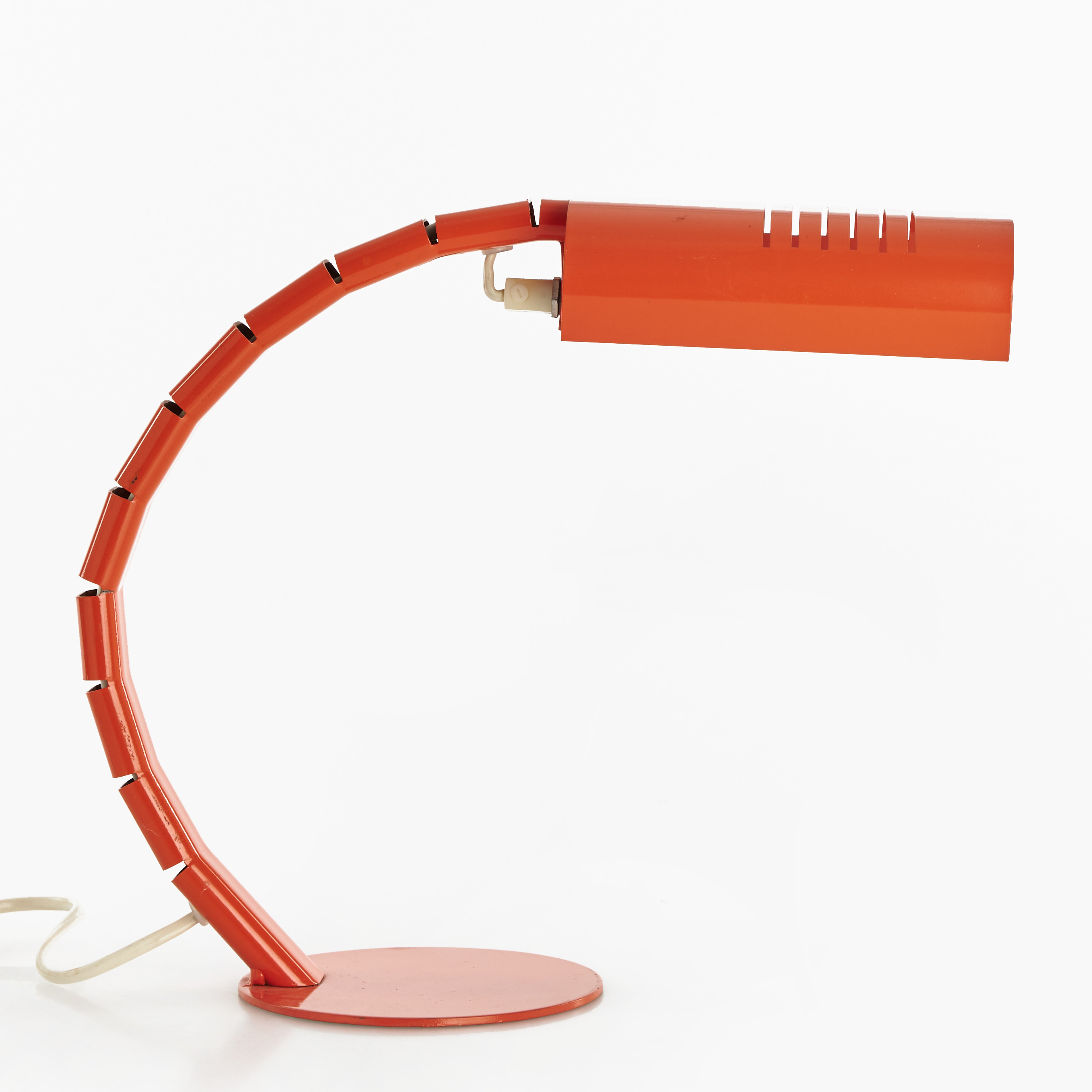 BORDSLAMPA, typ 1202, Lenjo, Italien, 1900-talets andra hälft, lackerad metall i orange, etikettmärkt.