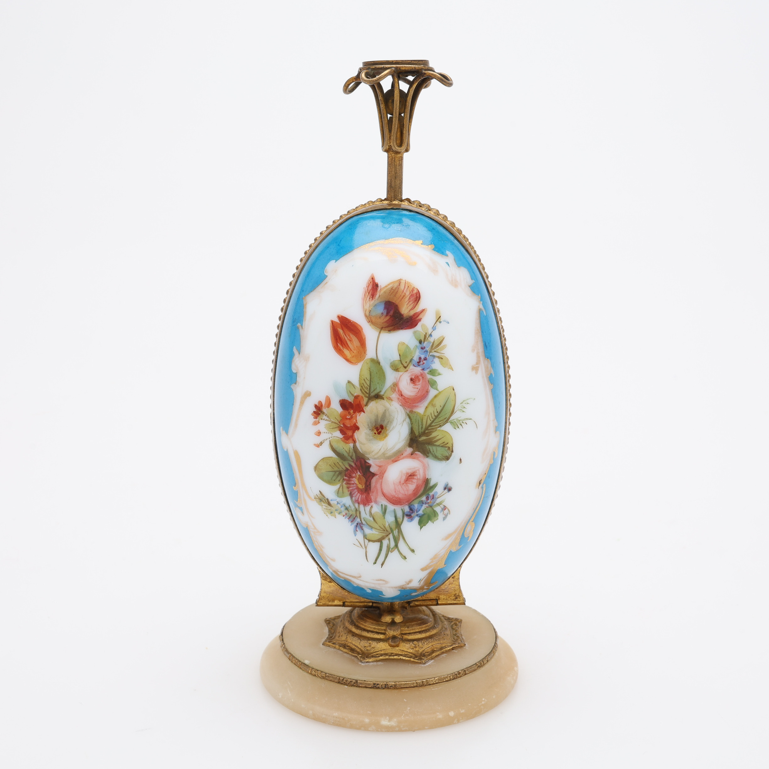 ÄGGFORMAD PARFYMFLASKHÅLLARE, PORSLIN & MÄSSING, PALAIS ROYAL, PARIS, 1800-TAL.