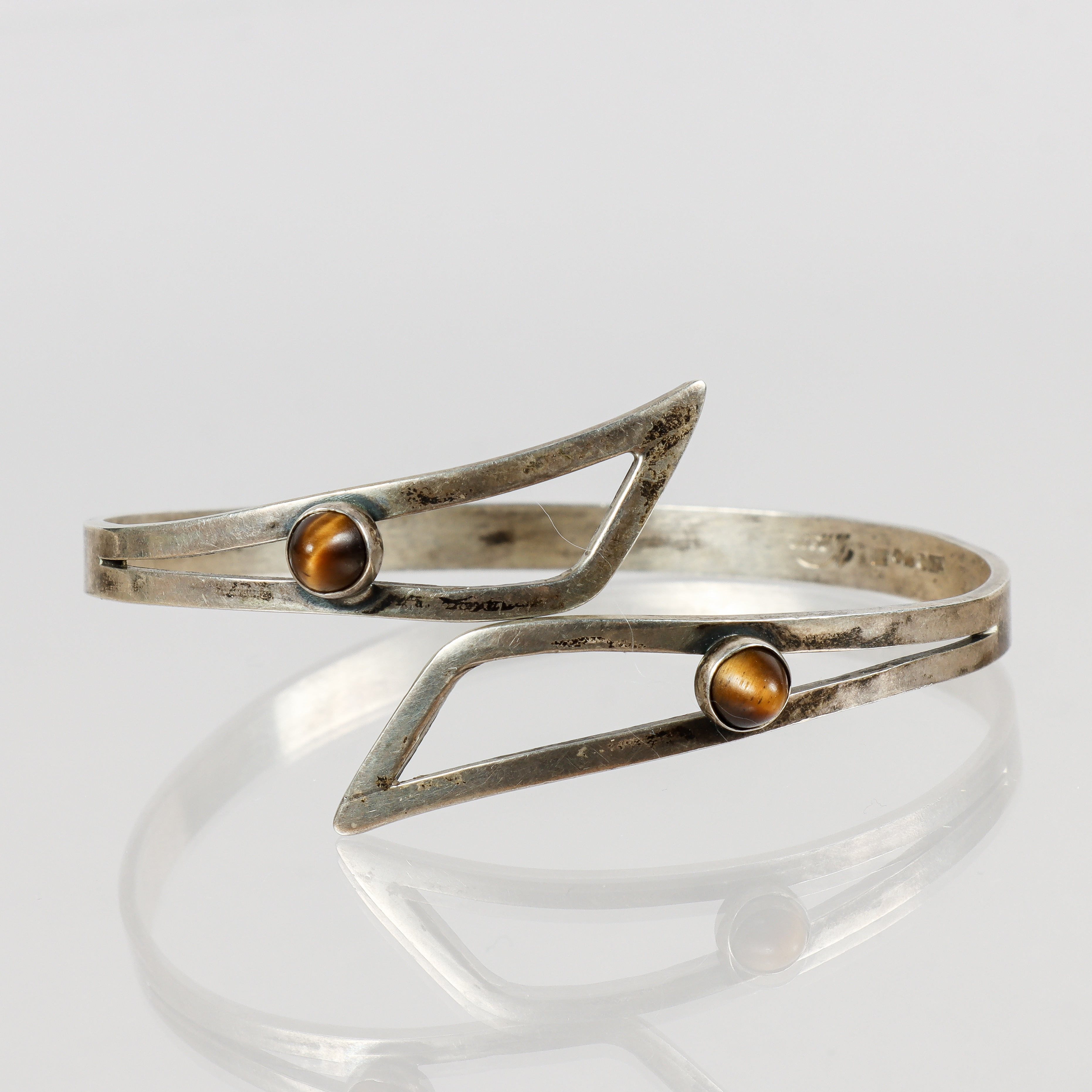 ARMRING, silver med tigeröga, Victor Janson, "Vicson", Lindesberg 1968.