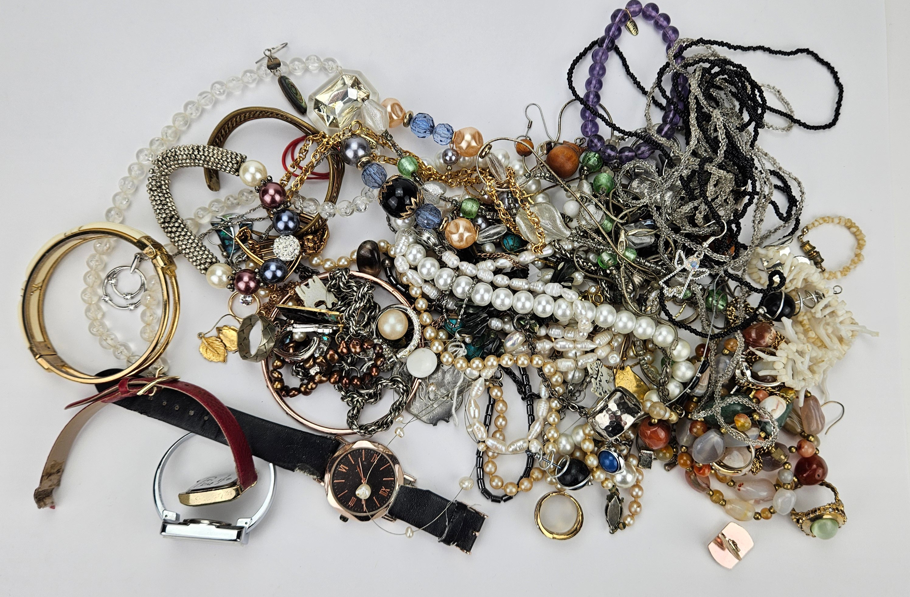 BIJOUTERIER OCH ARMBANDSUR, bland annat Agon.