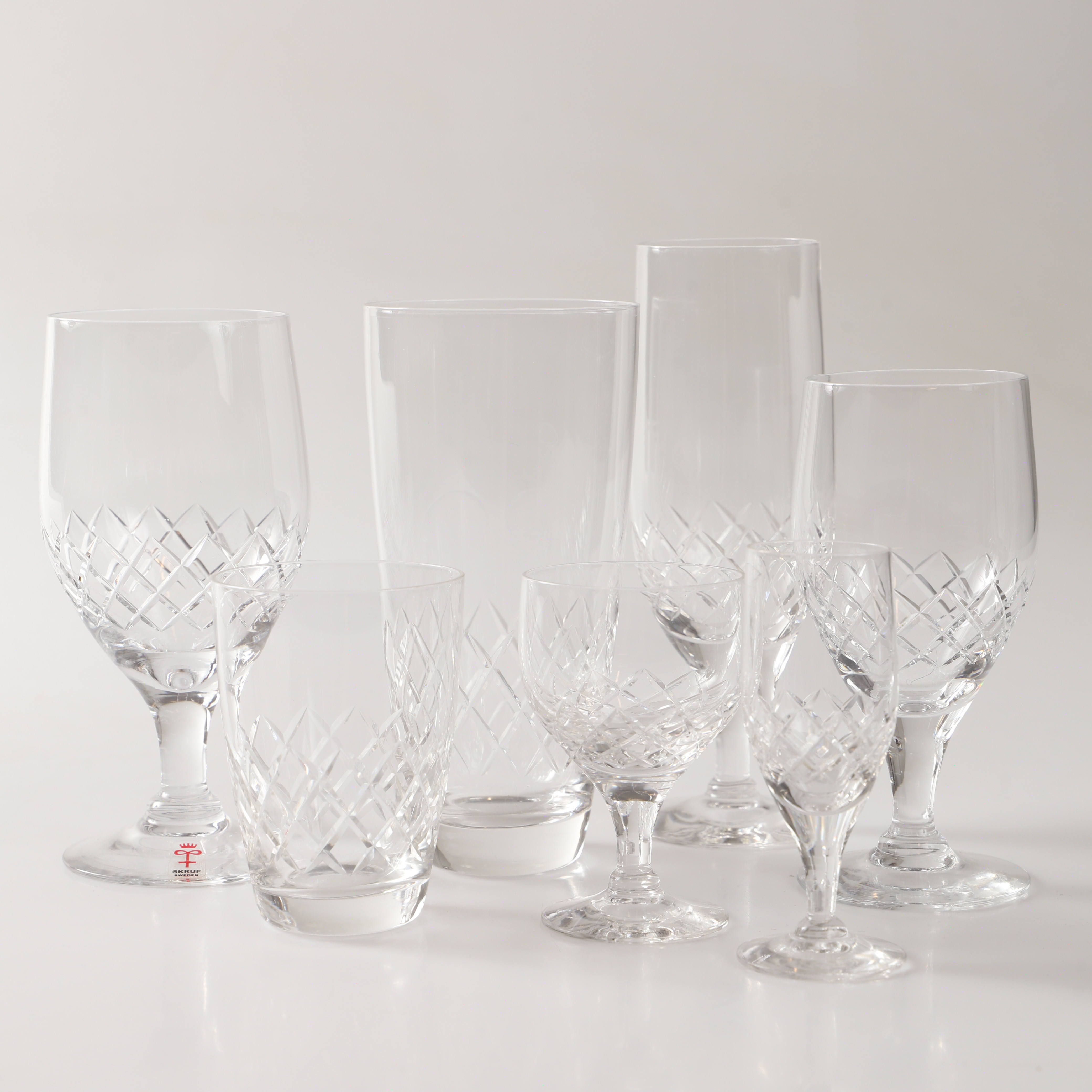 GLASSERVIS, 63 delar, rutmönstrad glas, Skrufs glaskammare.