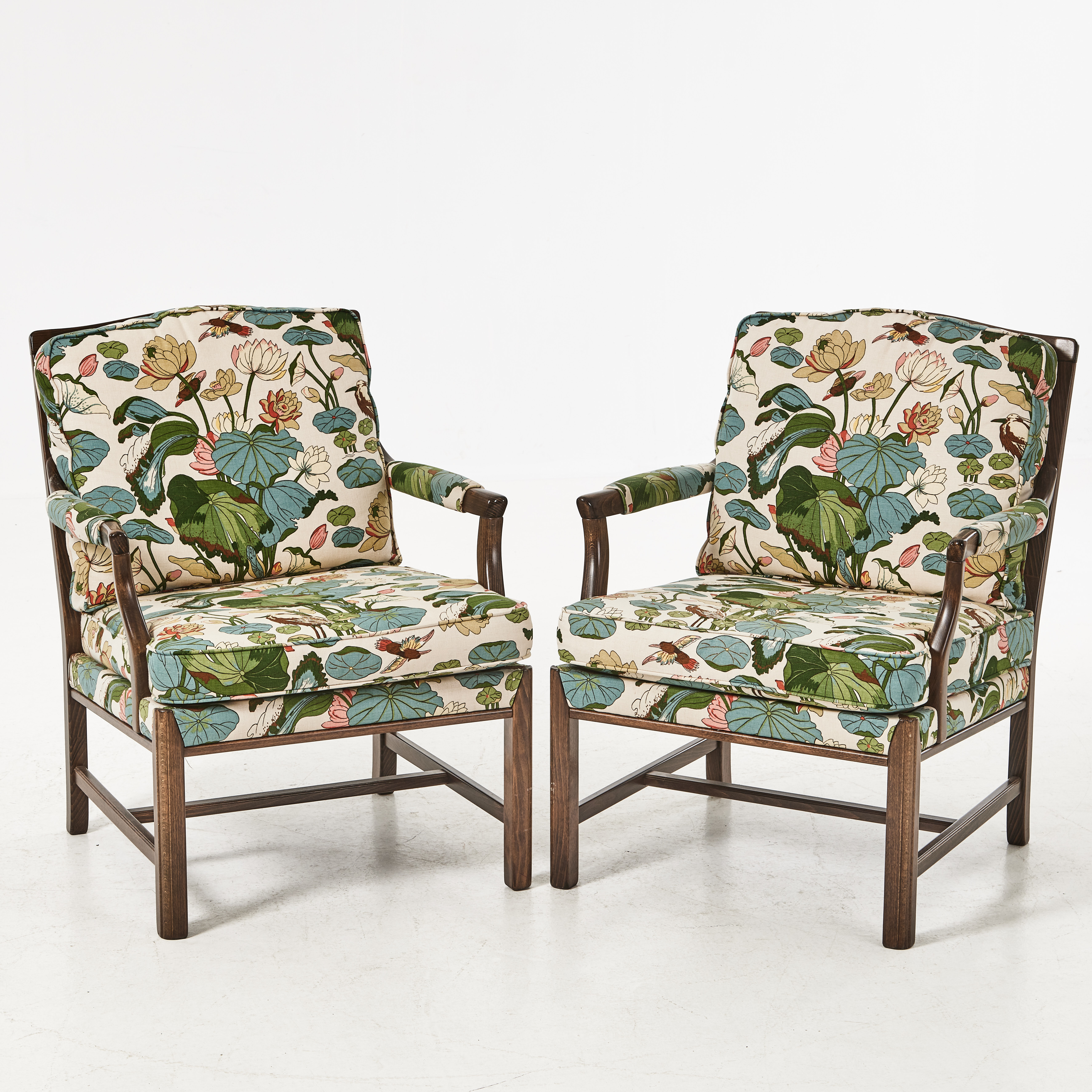 BRÖDERNA ANDERSSON. Fåtöljer, ett par, "Ellinor", stomme i mörkbetsad björk, klädda i "Lotus" GP. & J Baker.