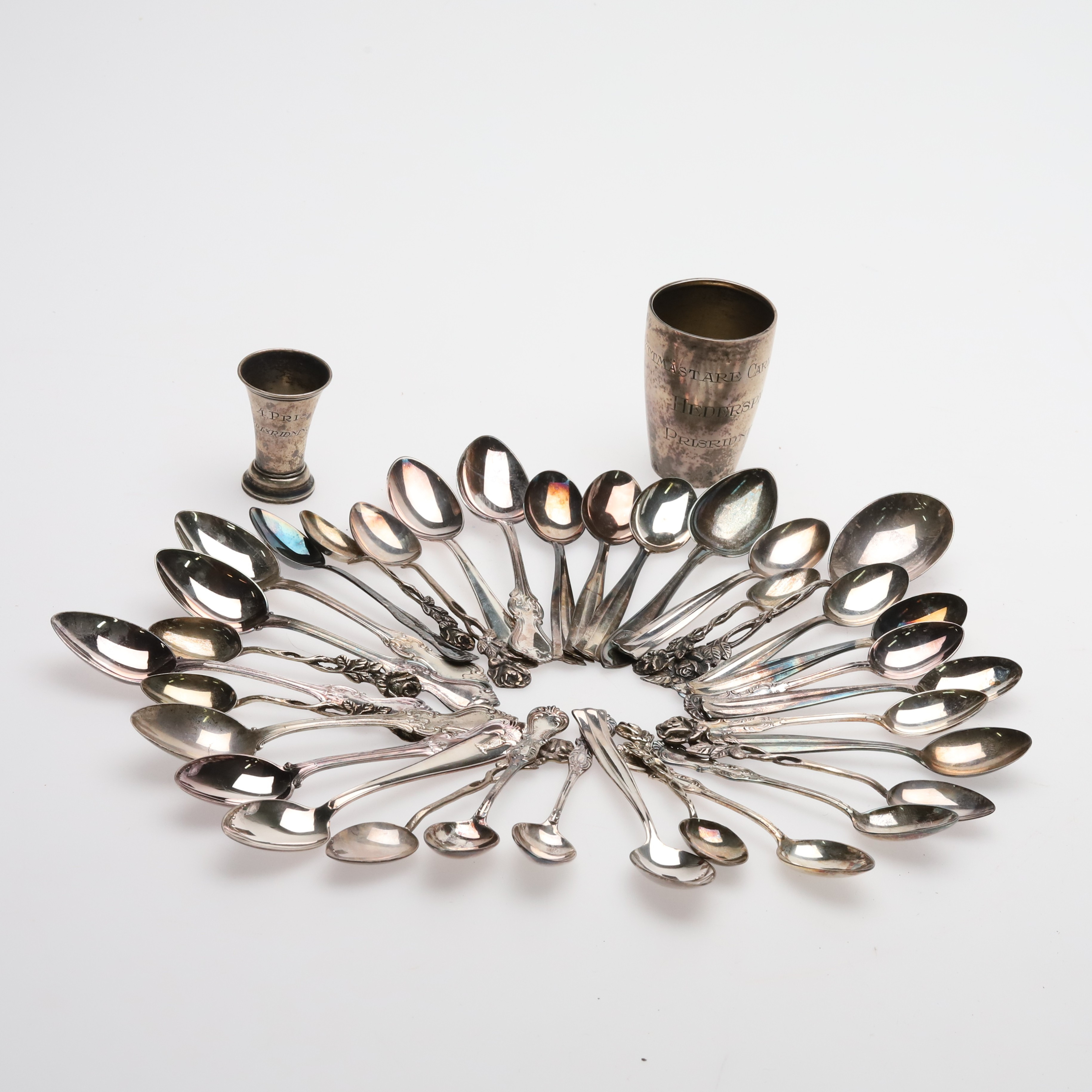 Skedar och pokaler av silver, 590 gram.