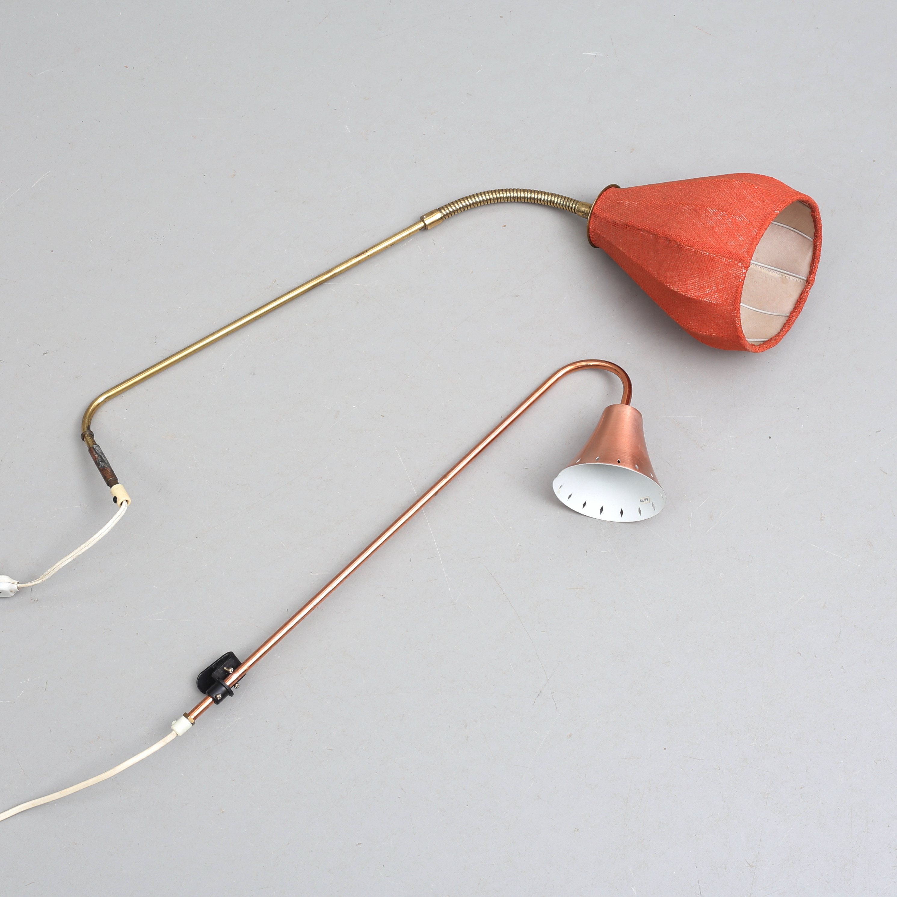 BELYSNING, 2 st med böjd arm, 1900-talets andra hälft.