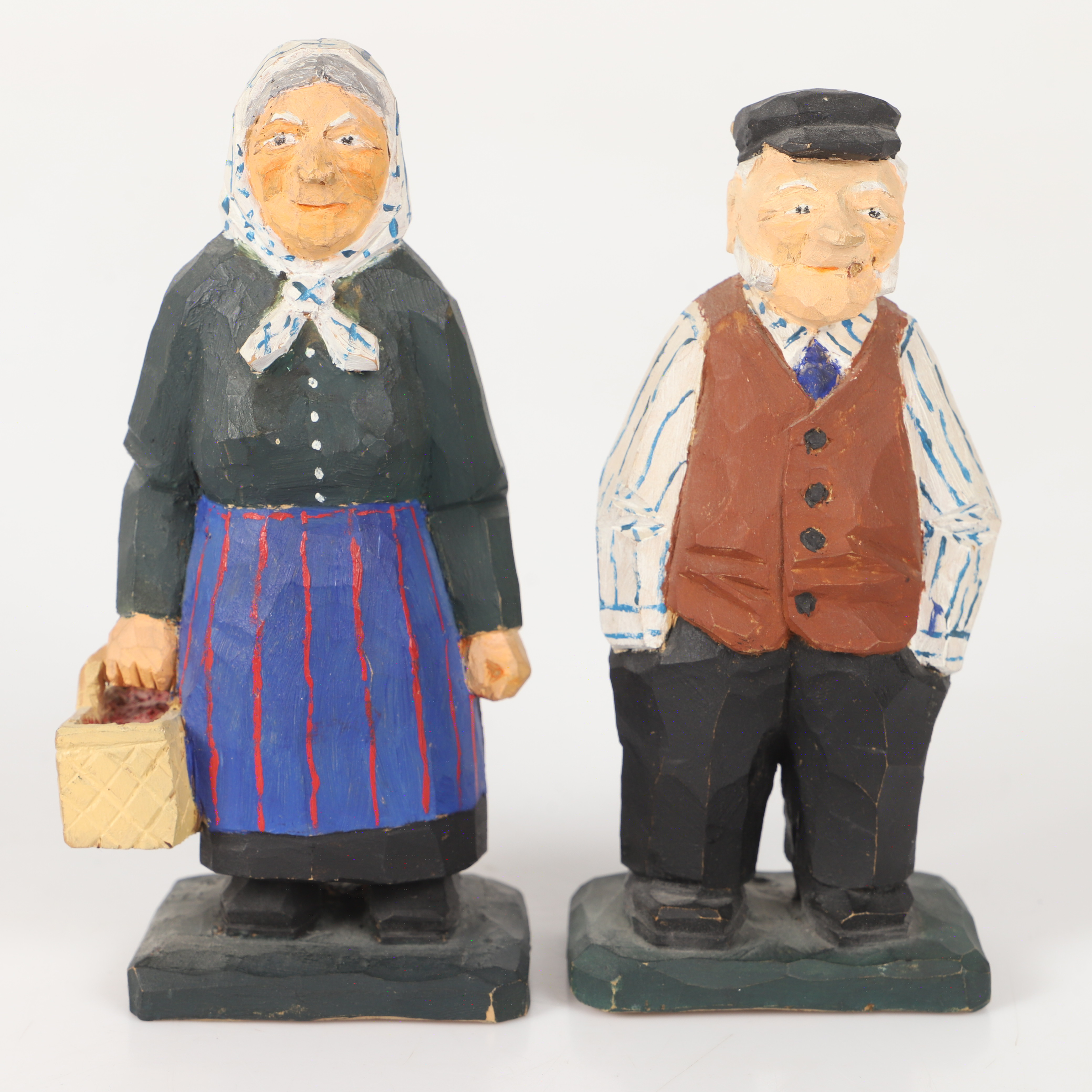 FIGURINER, 2 stycken, snidat trä, signerade Hilding 1971.