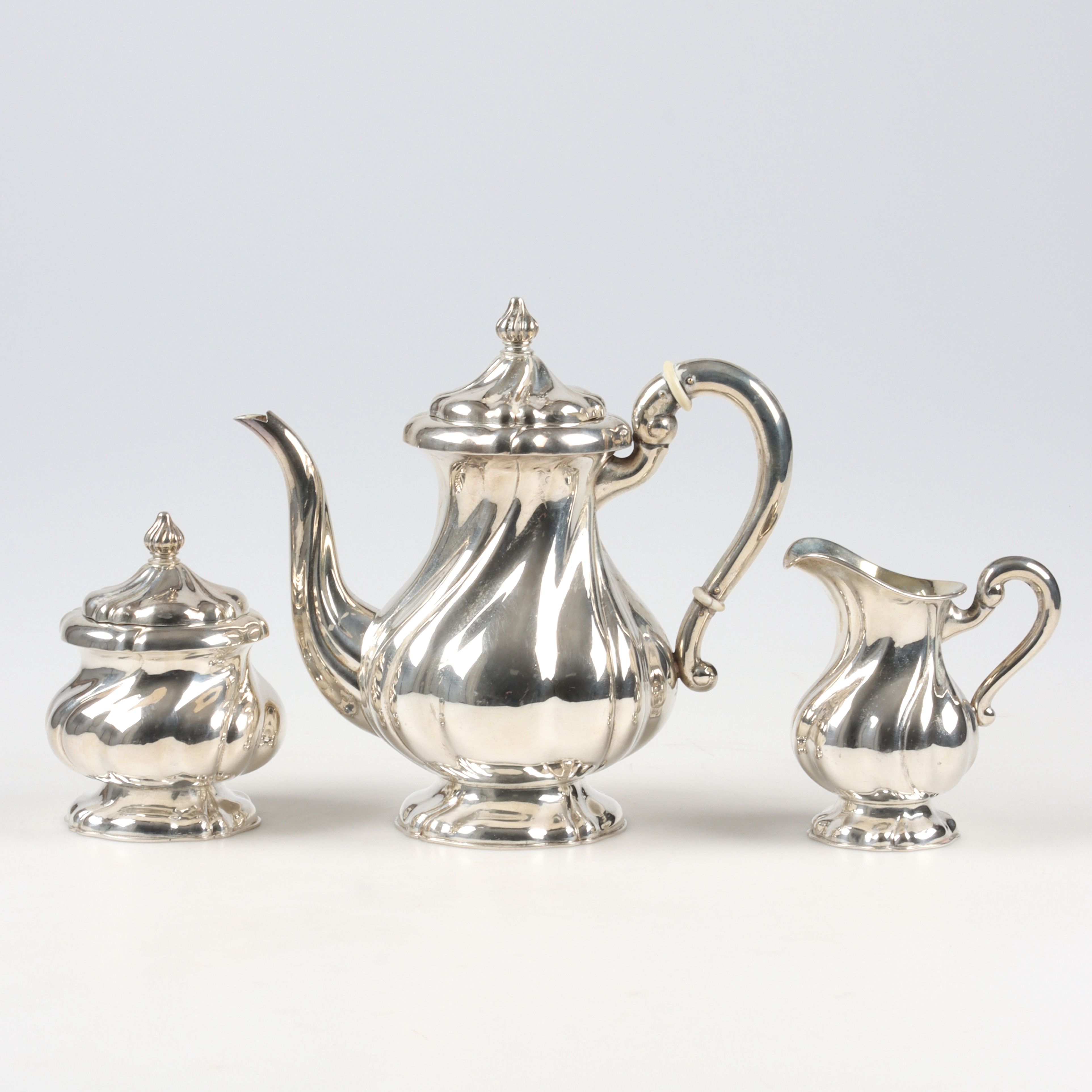 TESERVISDELAR, 3 st, rokokostil, silver, svenska importstämplar, 1900-tal.