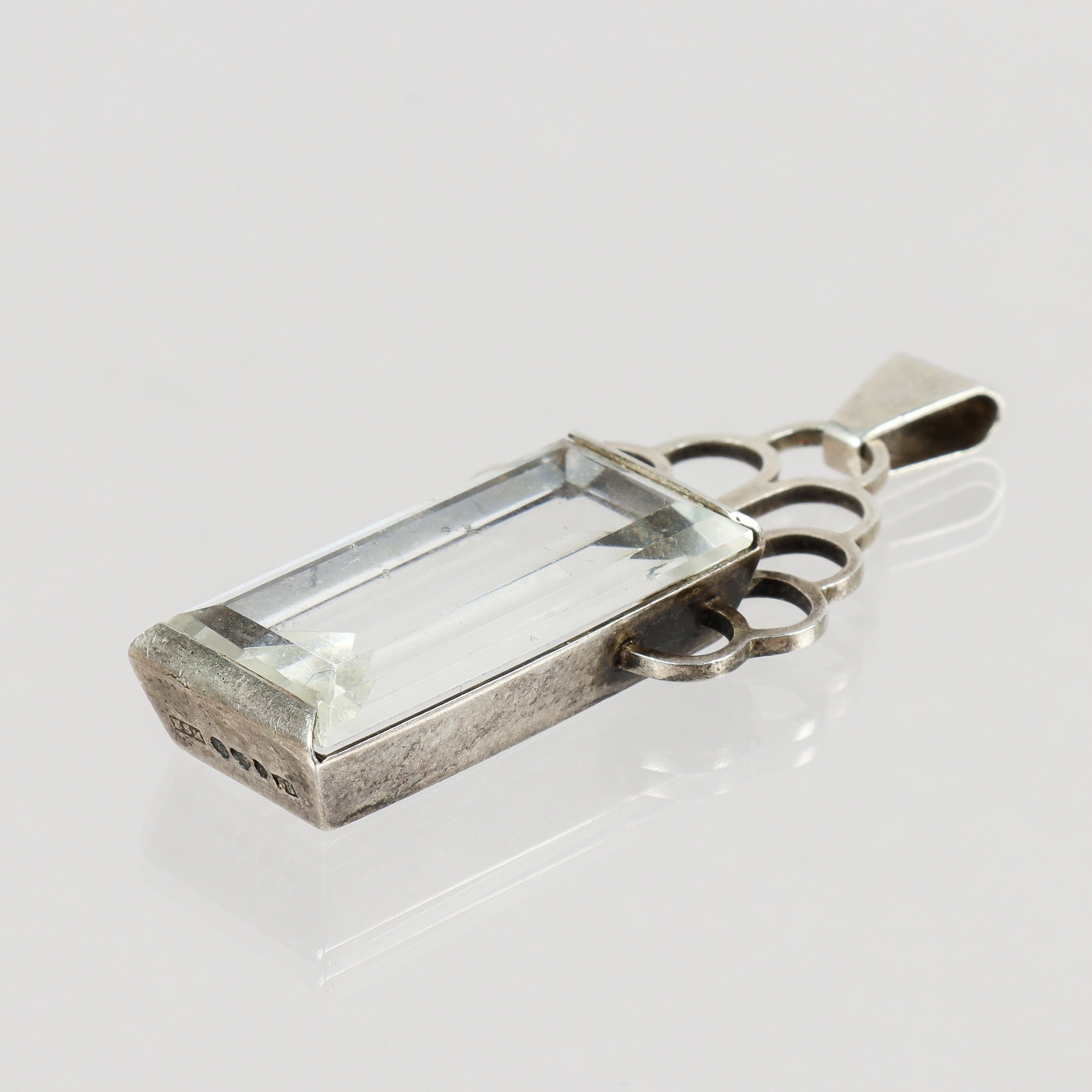 HÄNGE, silver med trappslipad bergkristall, Svedboms Guldsmeds Ab, Vetlanda 1944.