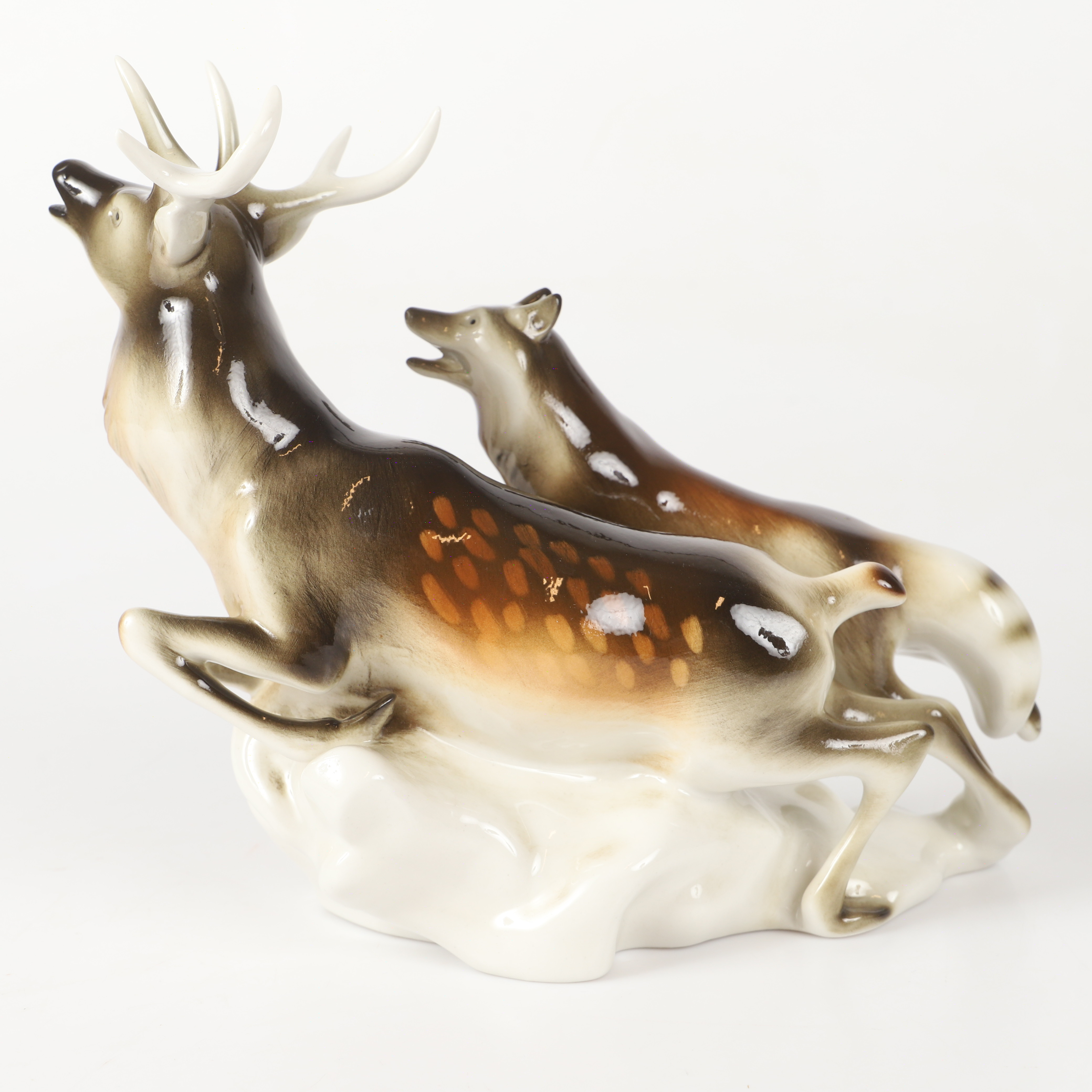 FIGURIN, varg och hjort, porslin, Royal Dux, Tjeckoslovakien.
