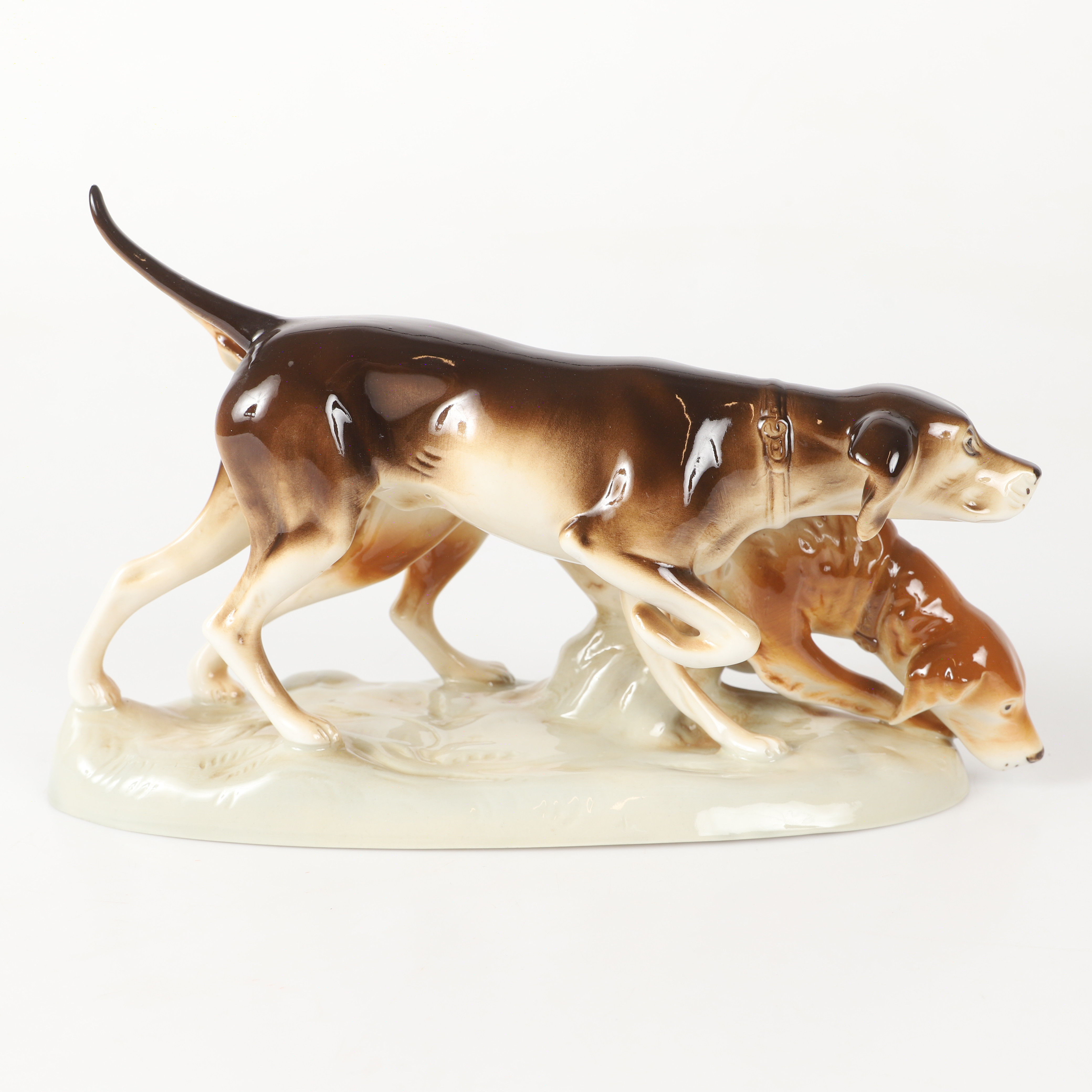 FIGURIN, jakthundar, porslin, Royal Dux, Tjeckoslovakien.