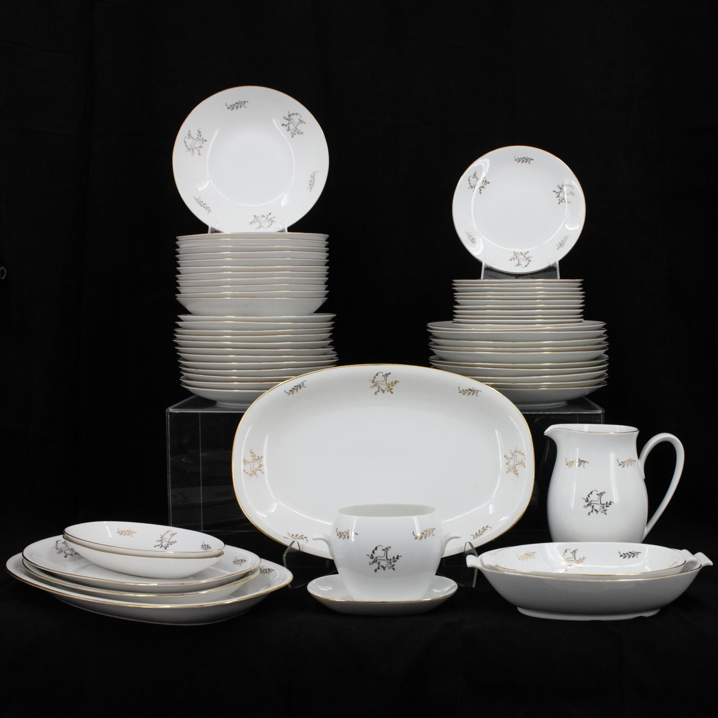 MATSERVIS, 67 delar, porslin med dekor av guldfärg, Rörstrand.